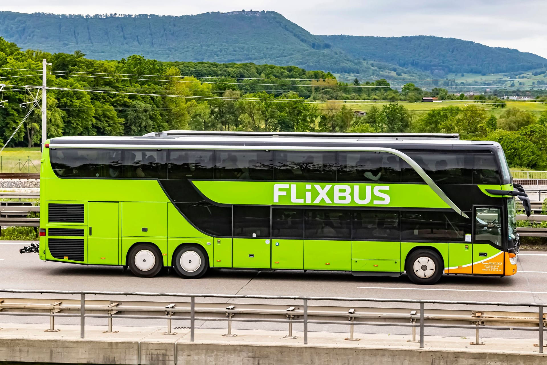 Ein Flixbus auf der Autobahn (Symbolbild): Das Transportunternehmen expandiert nach Australien.