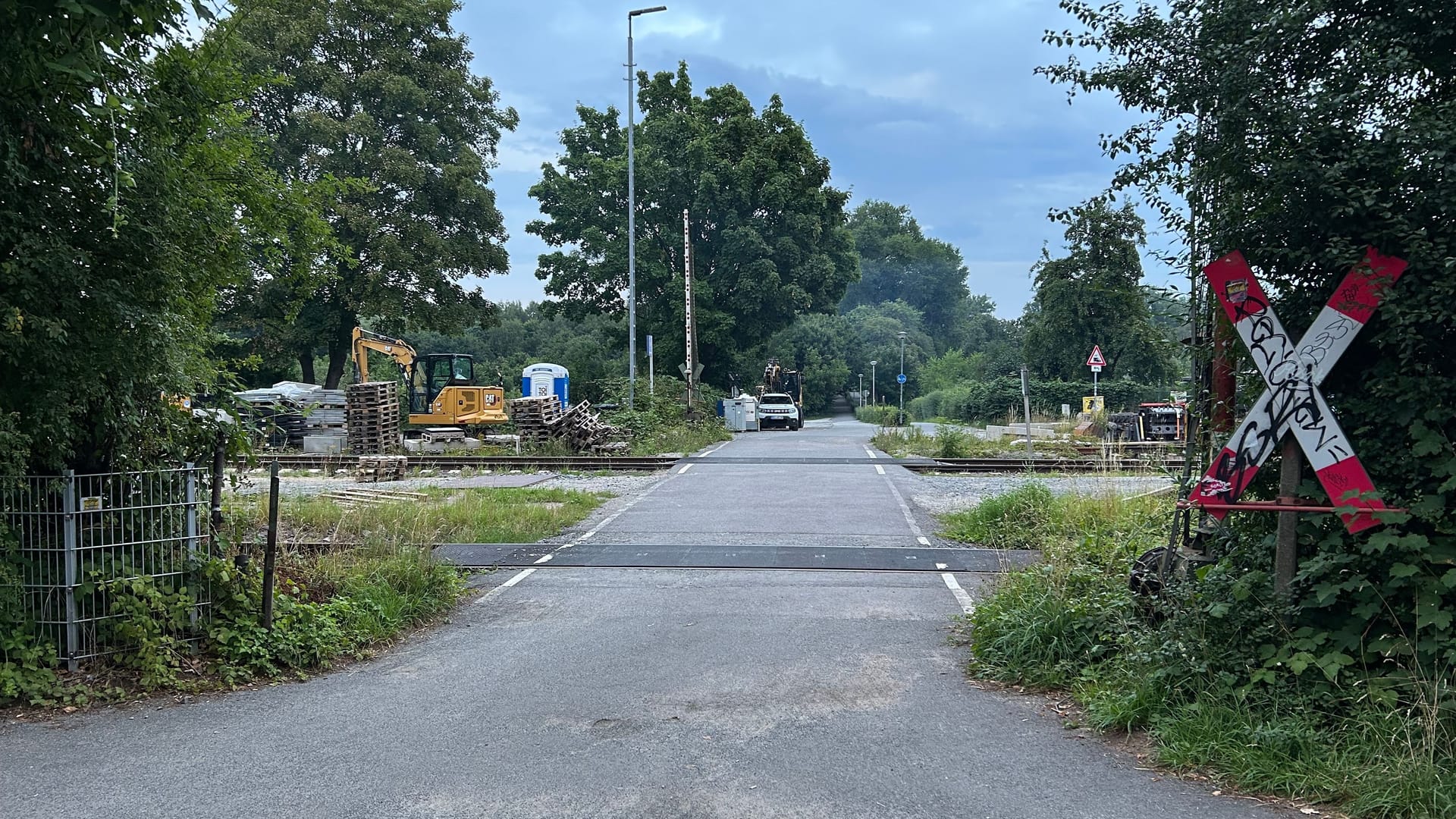 Bahnübergang Grünewaldstraße: Dieser ist bald jahrelang gesperrt. Bahnübergang Grünewaldstraße: Dieser ist bald jahrelang gesperrt.