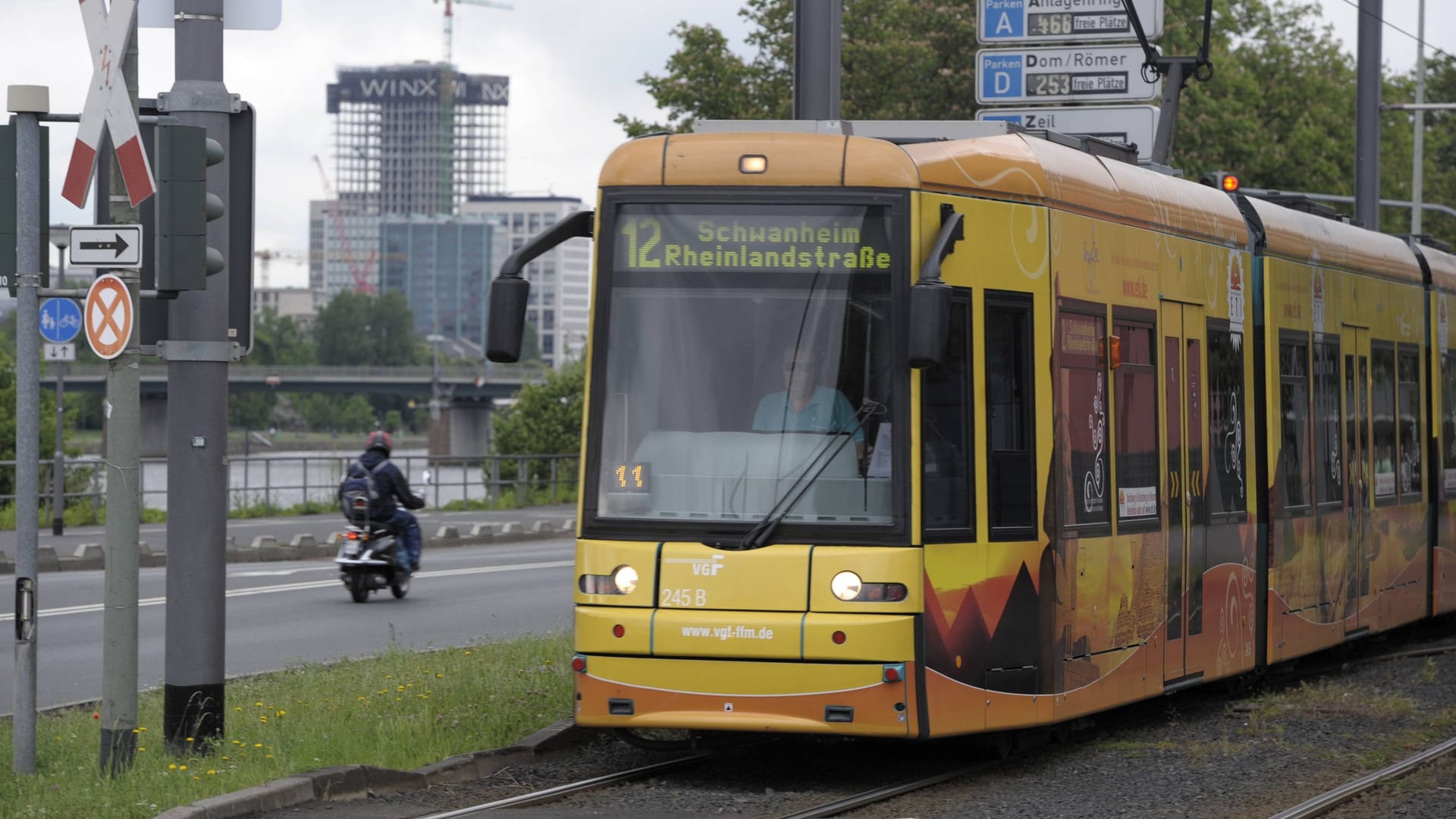 Eine Straßenbahn der Linie 12 (Archivbild): Zu dem Vorfall kam es an der Haltestelle "Kiesschneise".