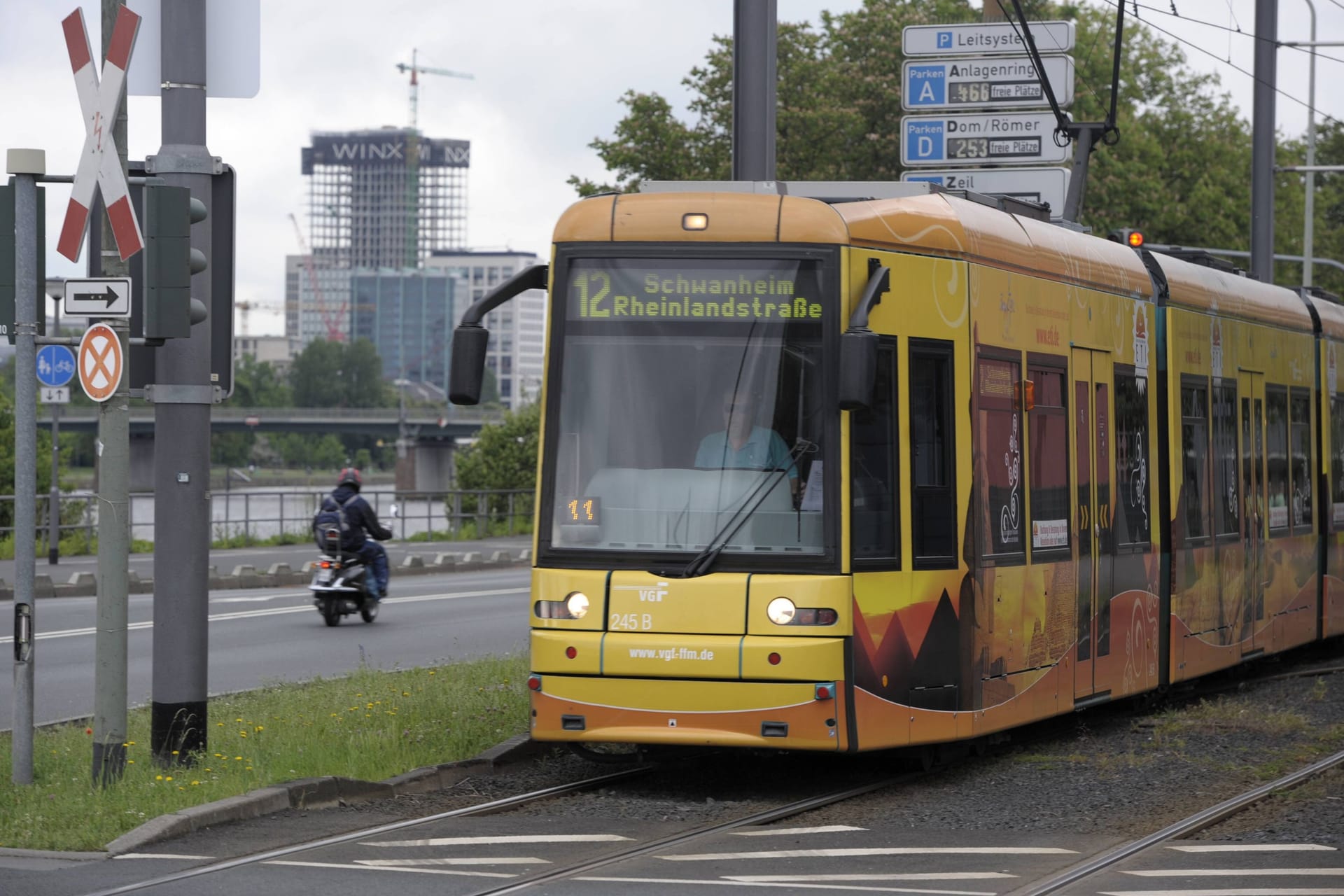 Eine Straßenbahn der Linie 12 (Archivbild): Zu dem Vorfall kam es an der Haltestelle "Kiesschneise".