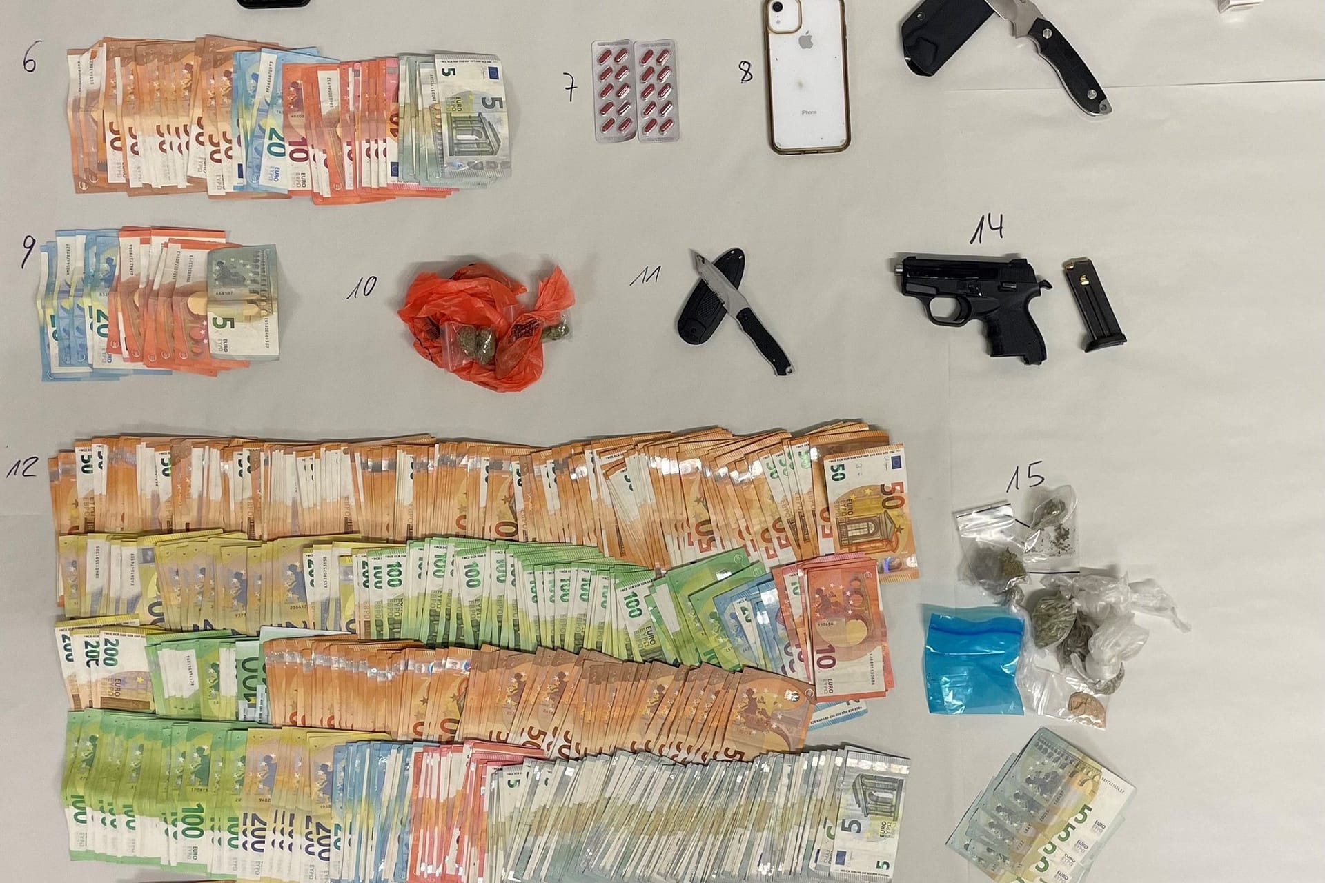 Die Polizei fand Drogen, Waffen und Bargeld: Elf Strafanzeigen wurden aufgenommen.