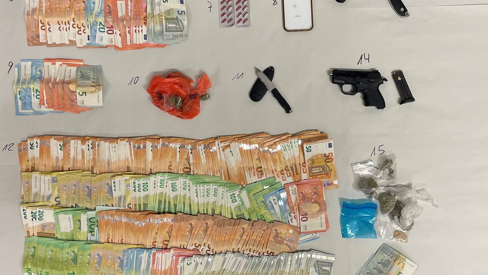 Die Polizei fand Drogen, Waffen und Bargeld: Elf Strafanzeigen wurden aufgenommen. Die Polizei fand Drogen, Waffen und Bargeld: Elf Strafanzeigen wurden aufgenommen.