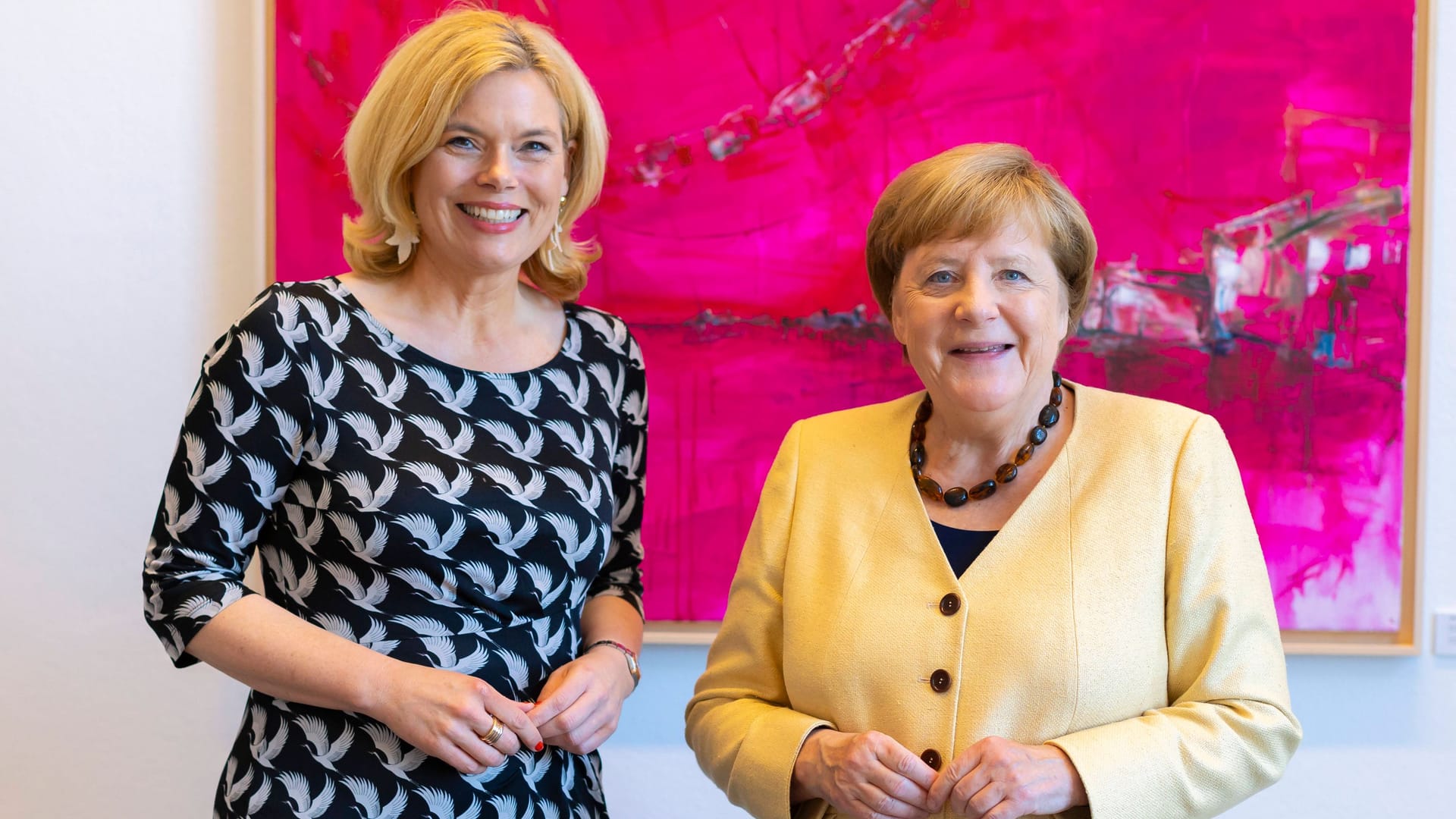 Klöckner und Bundeskanzlerin a.D. Angela Merkel bei einem Treffen im Bundestag (Archivfoto): Die beiden haben ganz verschiedene Redestile.