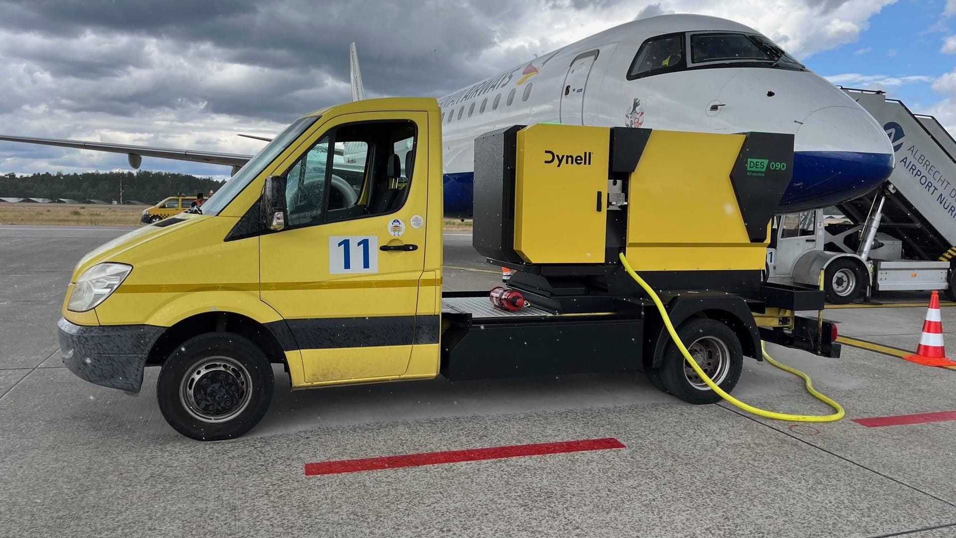 Eines der neuen vollelektrischen Bodenstromgeräte: Sie versorgen Flugzeuge mit Strom, auch wenn die Triebwerke ausgeschaltet sind. Eines der neuen vollelektrischen Bodenstromgeräte: Sie versorgen Flugzeuge mit Strom, auch wenn die Triebwerke ausgeschaltet sind.