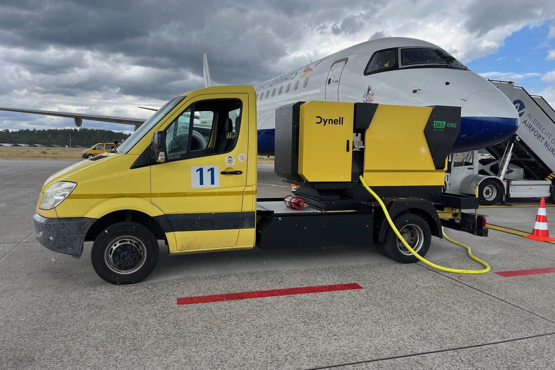 Eines der neuen vollelektrischen Bodenstromgeräte: Sie versorgen Flugzeuge mit Strom, auch wenn die Triebwerke ausgeschaltet sind.