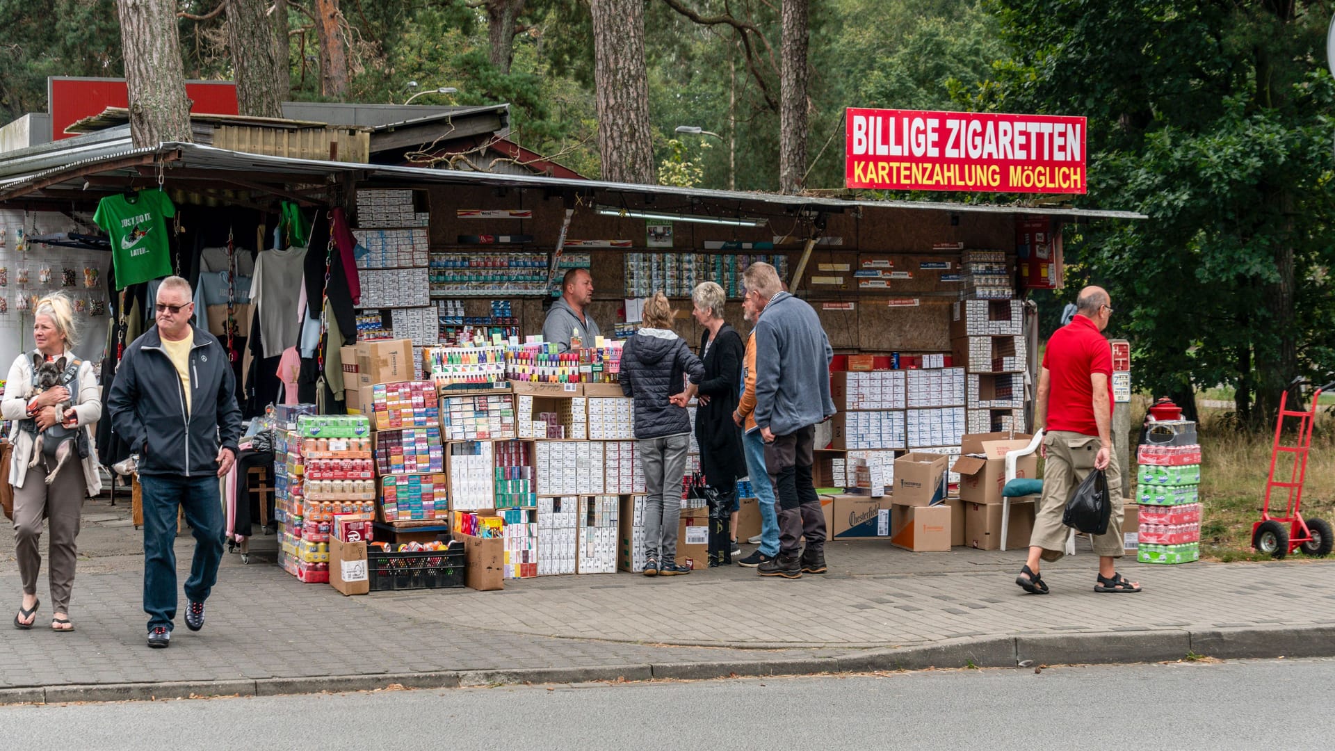 Der Polenmarkt in Swinemünde: Wer zurzeit auf dem beliebten Grenzmarkt einkaufen will, muss an der Grenze seinen Ausweis vorzeigen. Der Polenmarkt in Swinemünde: Wer zurzeit auf dem beliebten Grenzmarkt einkaufen will, muss an der Grenze seinen Ausweis vorzeigen.