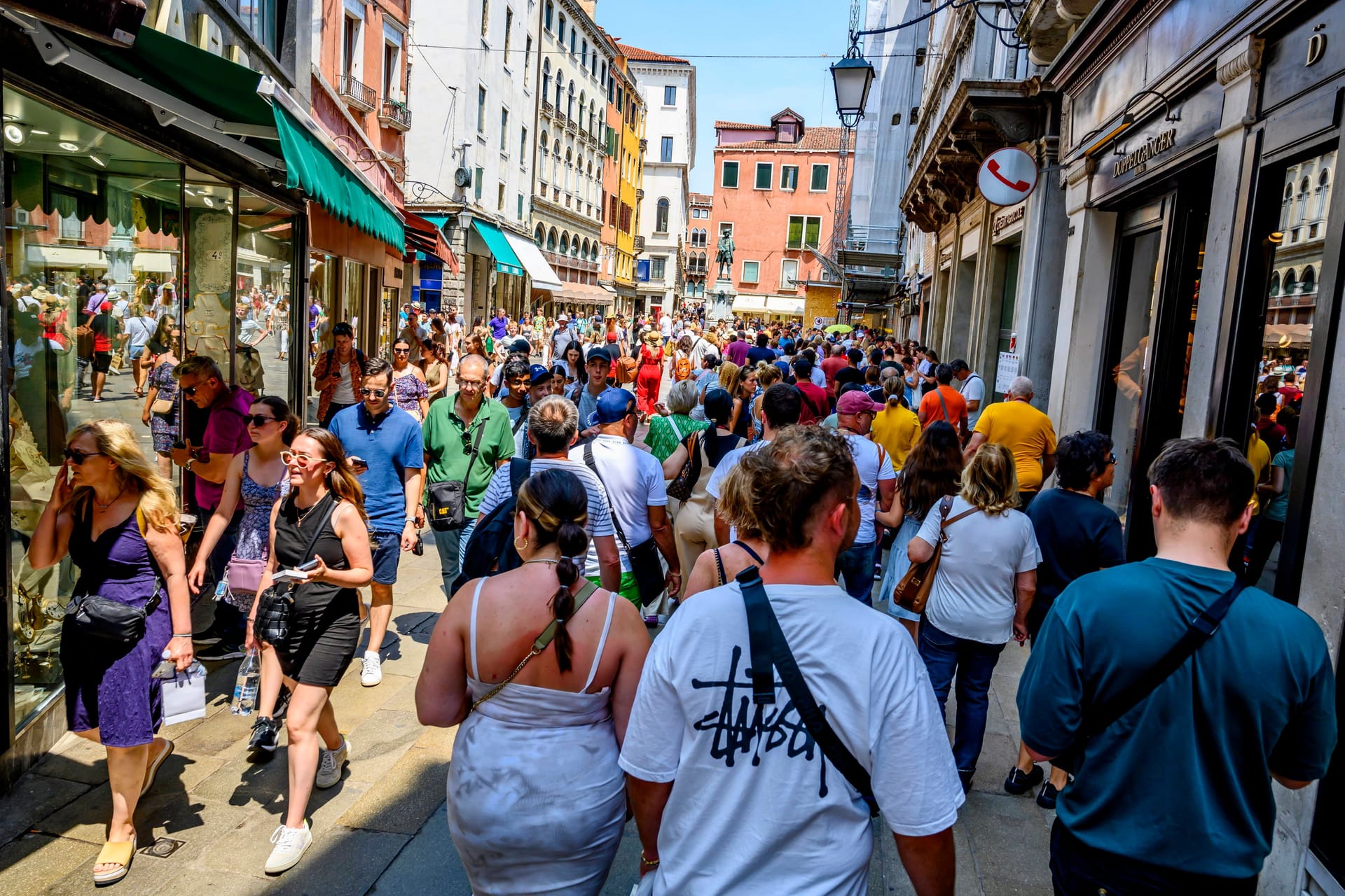 Venedig: Menschenmassen drängen sich durch die Straßen der weltberühmten Stadt.