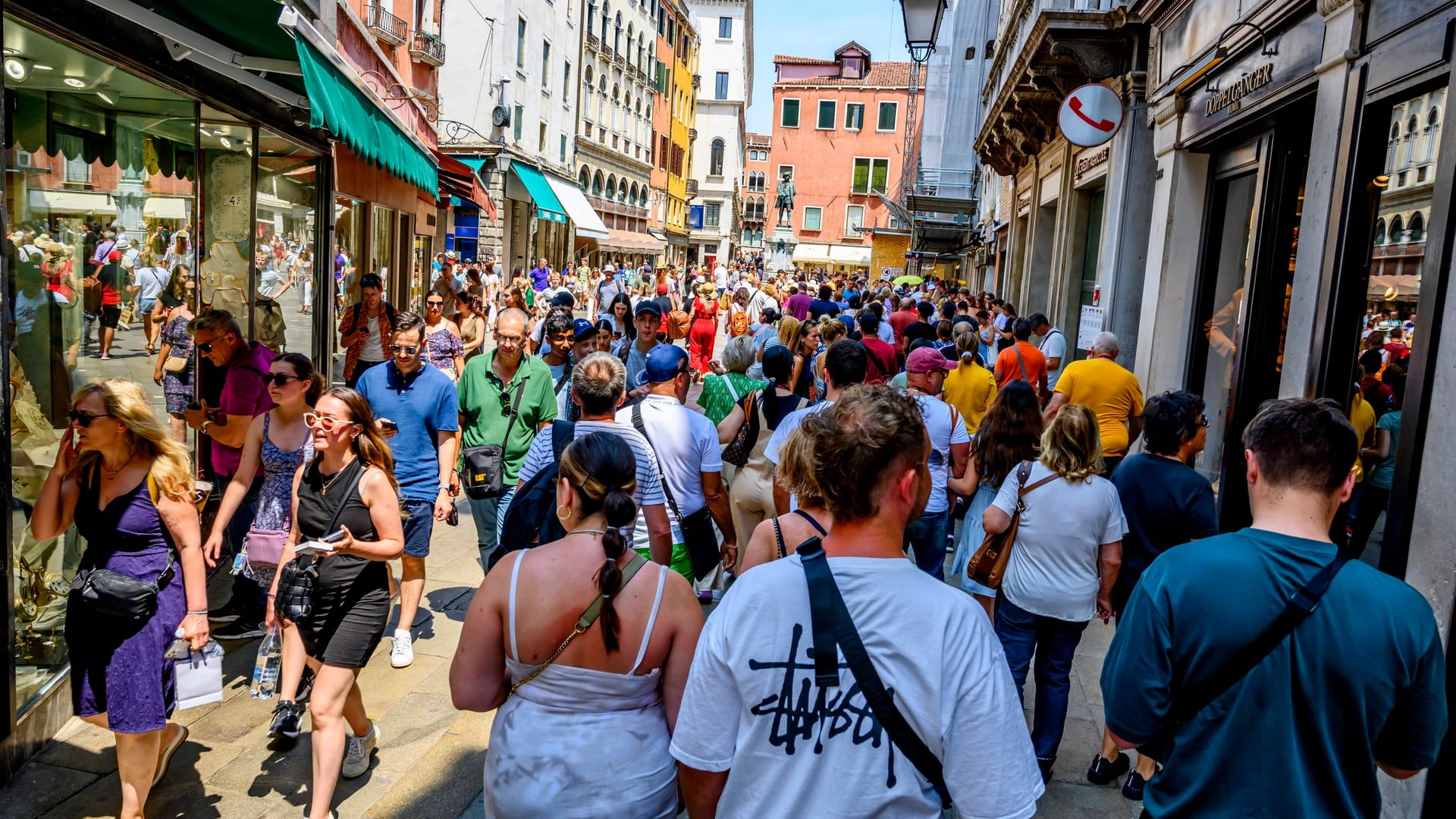 Venedig: Menschenmassen drängen sich durch die Straßen der weltberühmten Stadt.