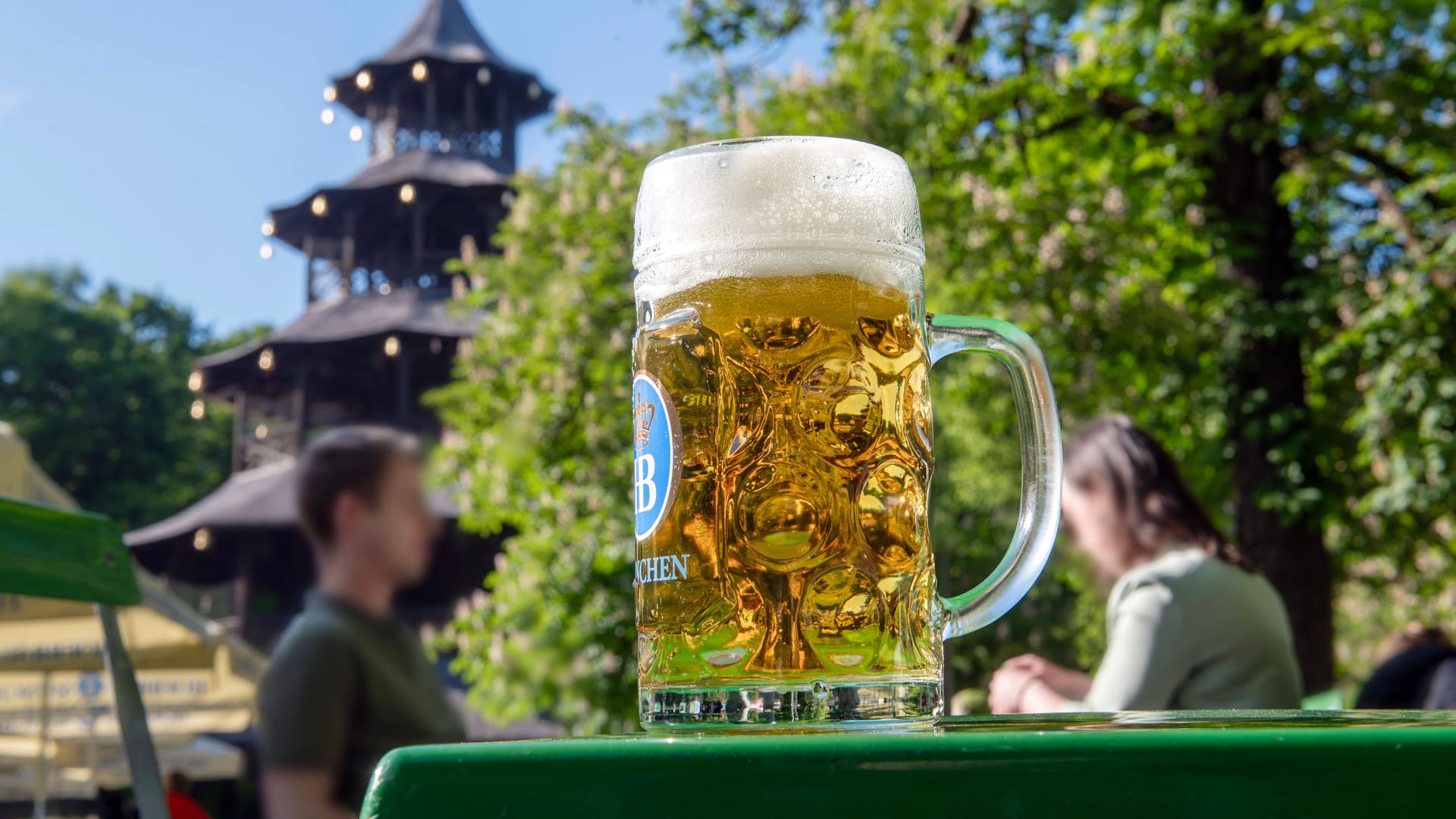 Eine Maß Bier: Das Wetter am Sonntag lädt zu einem Biergartenbesuch ein.