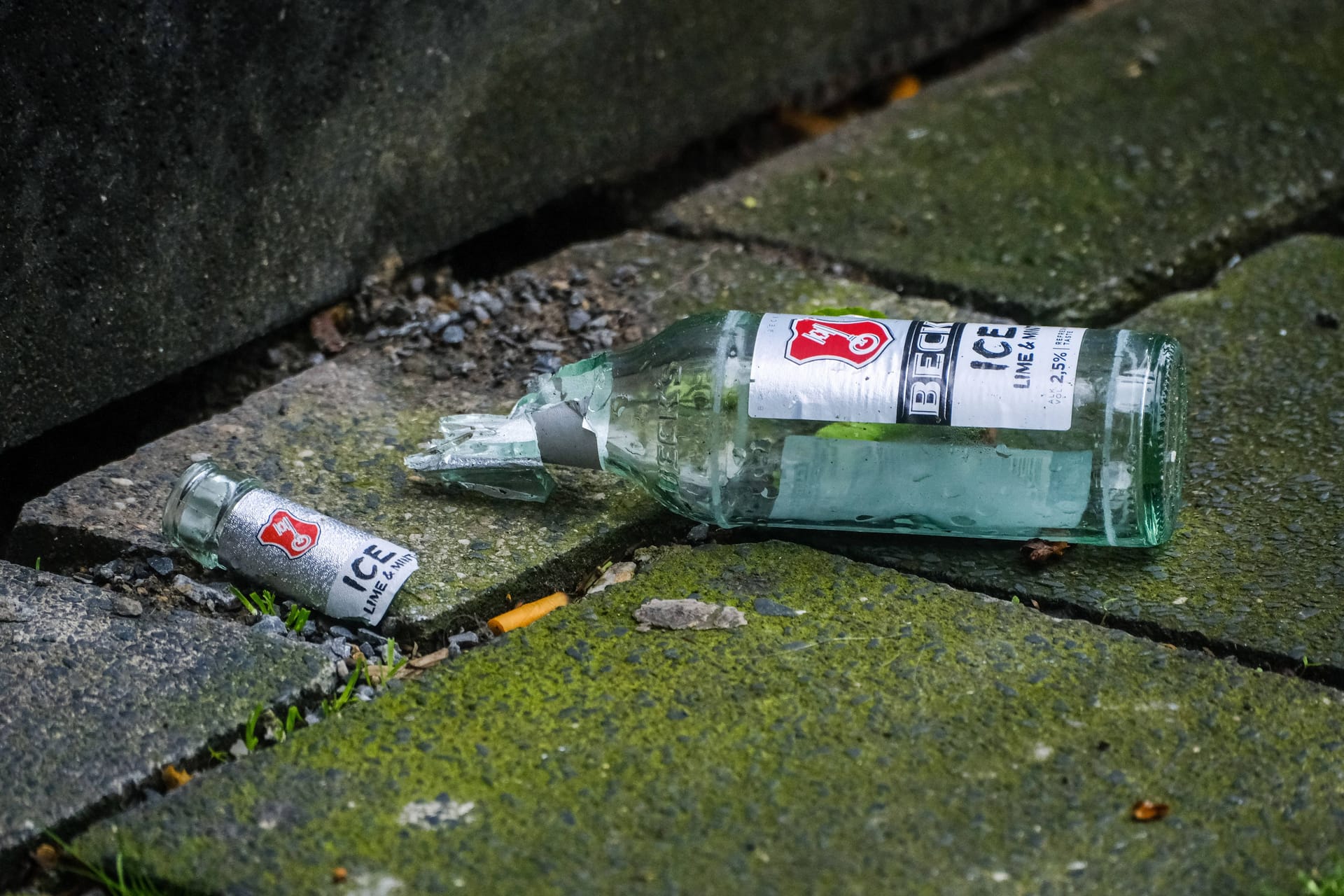 Eine zerbrochene Bierflasche (Symbolbild):