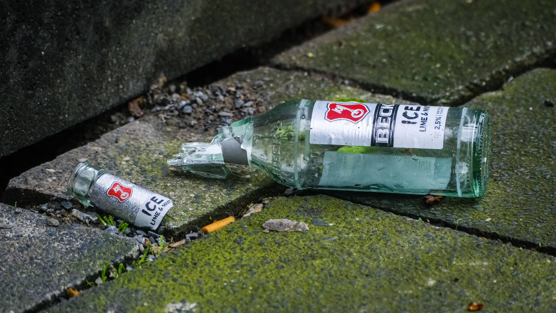 Eine zerbrochene Bierflasche (Symbolbild): Eine zerbrochene Bierflasche (Symbolbild):
