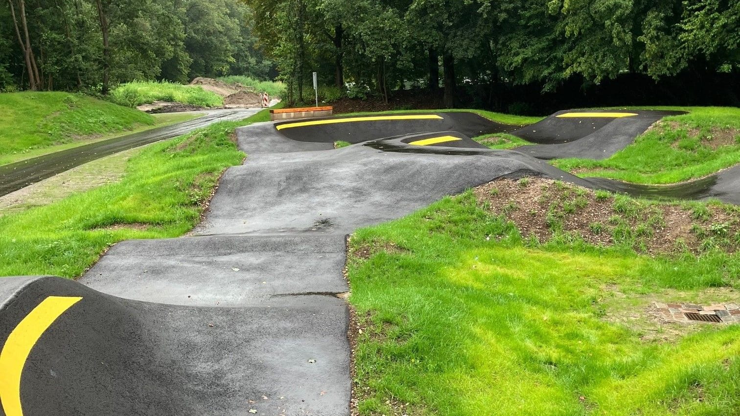Skateanlage und Pumptrack in der Parkanlage Tegelsbarg in Wandsbek: Die Sportanlagen befinden sich im Nordwesten der Parkanlage Tegelsbarg Skateanlage und Pumptrack in der Parkanlage Tegelsbarg in Wandsbek: Die Sportanlagen befinden sich im Nordwesten der Parkanlage Tegelsbarg