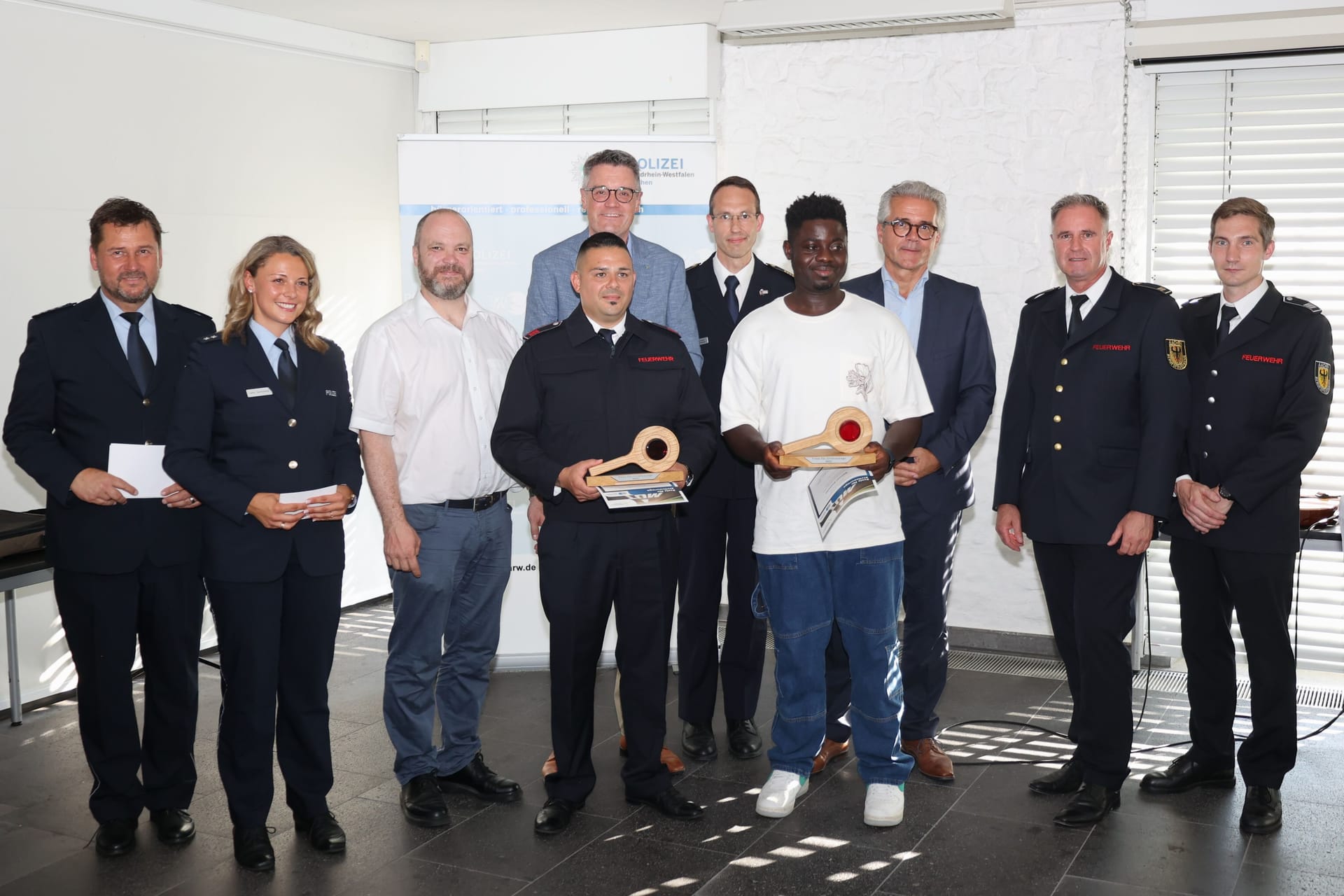 Für Zivilcourage ausgezeichnet: Die Preisträger Nuri Hagen und Samuel Koosono (vorne).