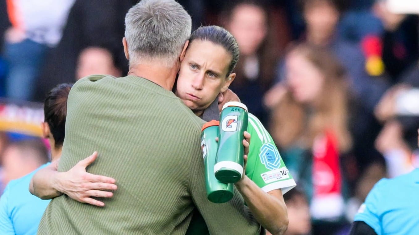 Christian Wück (l.) umarmt Ann-Katrin Berger: Der Bundestrainer übernahm die DFB-Frauen im August 2024.