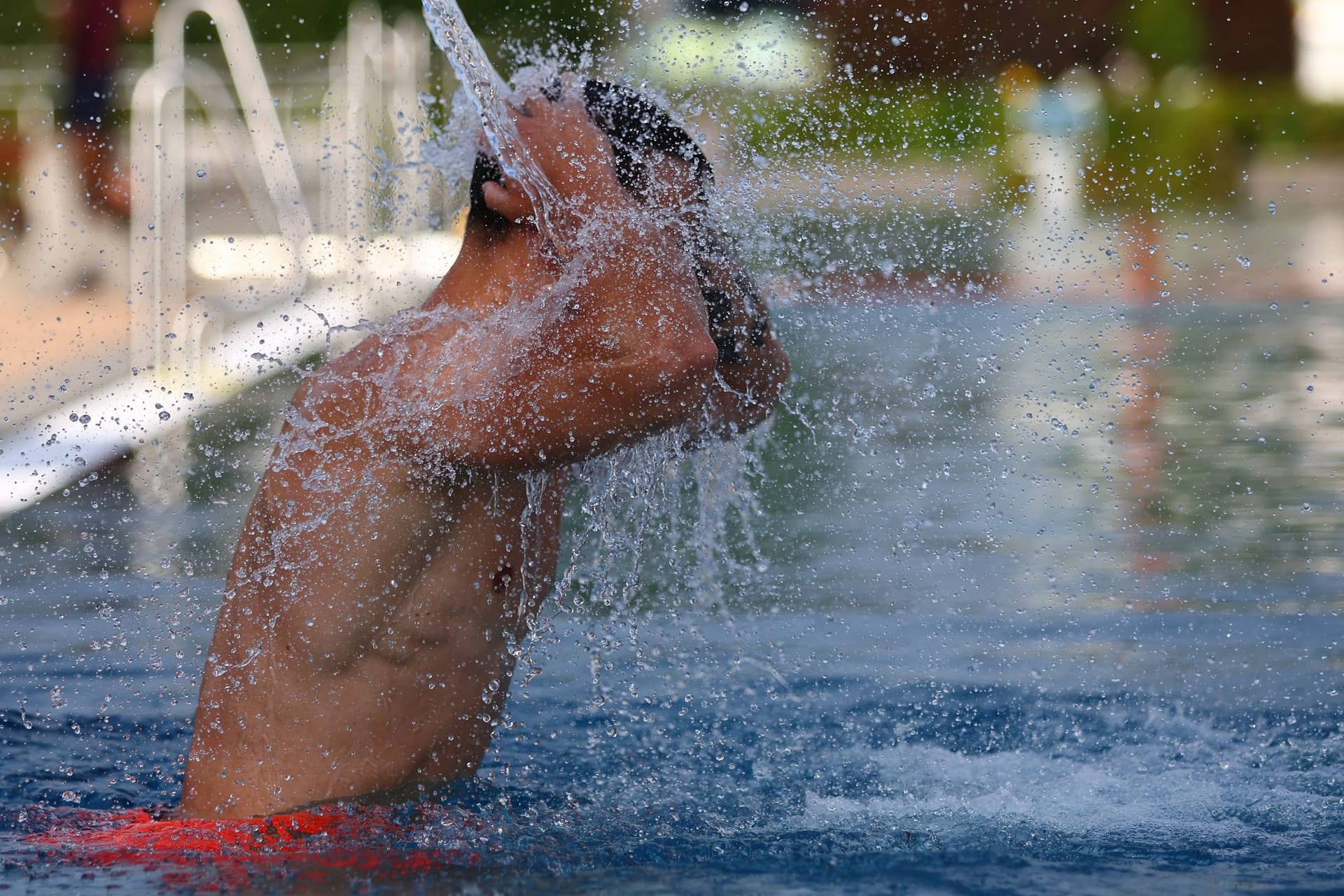 Mann unter Wasserdusche im Freibad (Symbolbild): Ein Freibad im Schweizer Ort Porrentruy erlaubt Ausländern keinen Zugang für mehrere Wochen.