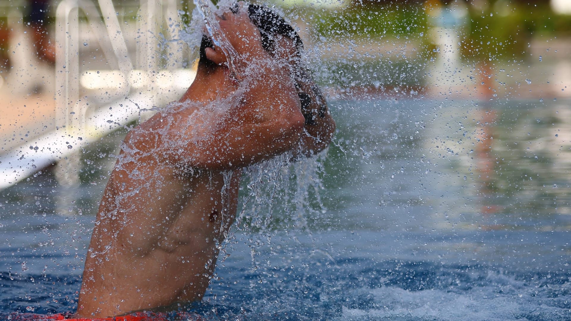 Mann unter Wasserdusche im Freibad (Symbolbild): Ein Freibad im Schweizer Ort Porrentruy erlaubt Ausländern keinen Zugang für mehrere Wochen.