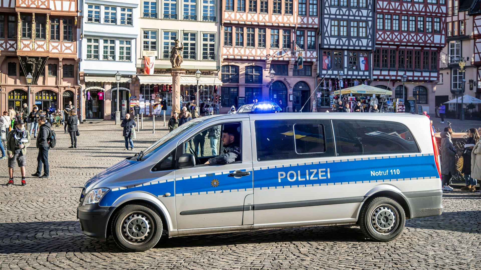 Ein Polizeiauto auf dem Römerberg (Archivbild): Der Täter konnte unerkannt flüchten. Ein Polizeiauto auf dem Römerberg (Archivbild): Der Täter konnte unerkannt flüchten.