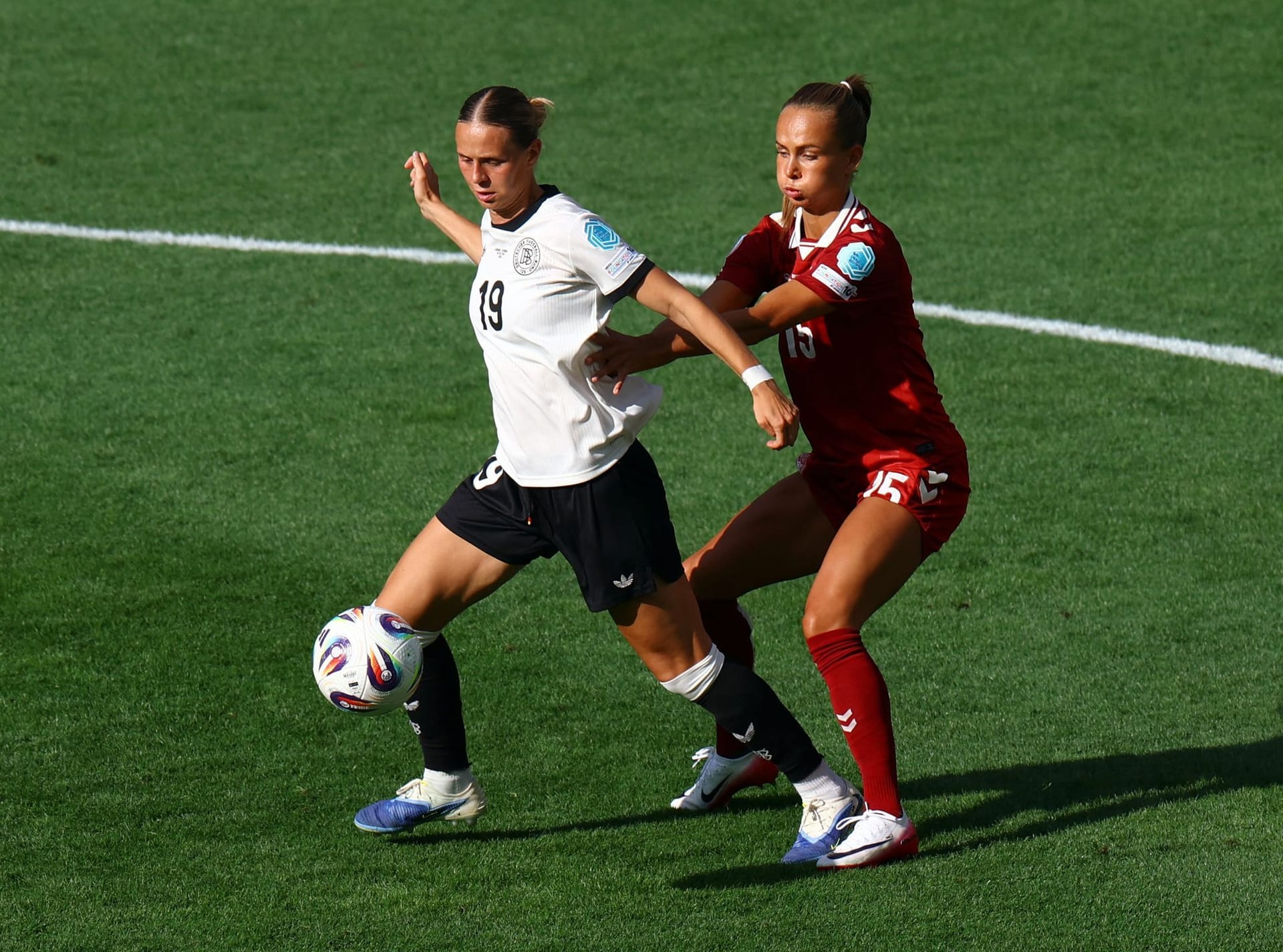 Klara Bühl: Mit mehr als 80 Ballaktionen eine der auffälligsten deutschen Spielerinnen auf dem Platz. Durfte früh jubeln, ihr Treffer zählte allerdings nicht. Blühte daraufhin auf – wenn auch einen Tick zu viel. Wurde im Verlauf etwas zu egoistisch. Bleibt dennoch unersetzlich auf dem linken Flügel. Note 2 Klara Bühl: Mit mehr als 80 Ballaktionen eine der auffälligsten deutschen Spielerinnen auf dem Platz. Durfte früh jubeln, ihr Treffer zählte allerdings nicht. Blühte daraufhin auf – wenn auch einen Tick zu viel. Wurde im Verlauf etwas zu egoistisch. Bleibt dennoch unersetzlich auf dem linken Flügel. Note 2