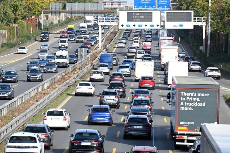 Fahrzeuge stauen sich am Leverkusener Kreuz (Archivbild): Am Freitag beginnen im bevölkerungsreichsten Bundesland NRW die Sommerferien.