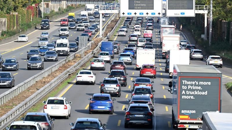 Fahrzeuge stauen sich am Leverkusener Kreuz (Archivbild): Am Freitag beginnen im bevölkerungsreichsten Bundesland NRW die Sommerferien.