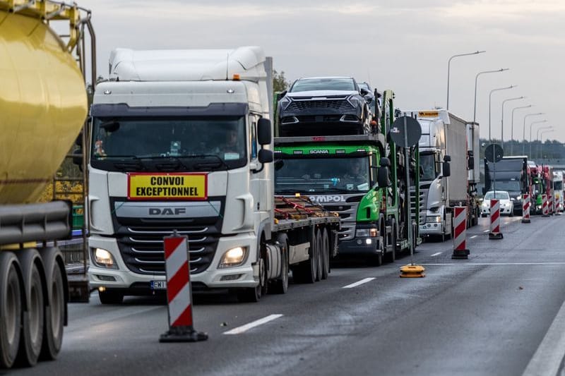 Lkw stauen sich an der Autobahn A15, an der Grenze zwischen Polen und Deutschland(Archivbild): Die Wirtschaft befürchtet Verkehrsbehinderungen mit der Einführung von Grenzkontrollen in Polen. Lkw stauen sich an der Autobahn A15, an der Grenze zwischen Polen und Deutschland(Archivbild): Die Wirtschaft befürchtet Verkehrsbehinderungen mit der Einführung von Grenzkontrollen in Polen.