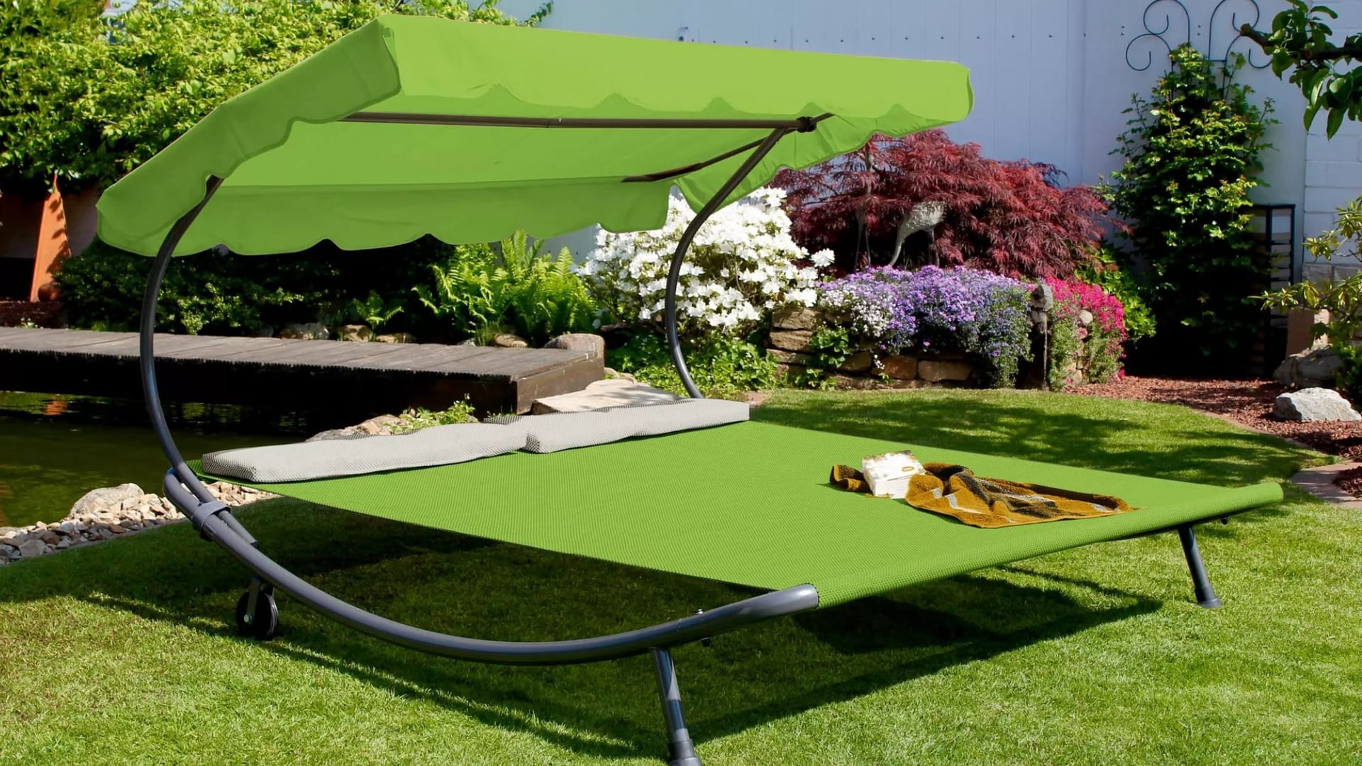 Die rollbare Garten-Doppelliege bietet Platz für zwei Personen, ein Sonnendach schützt vor starker Sonne und macht Ihre Terrasse oder den Garten zu einem Ort der Erholung.