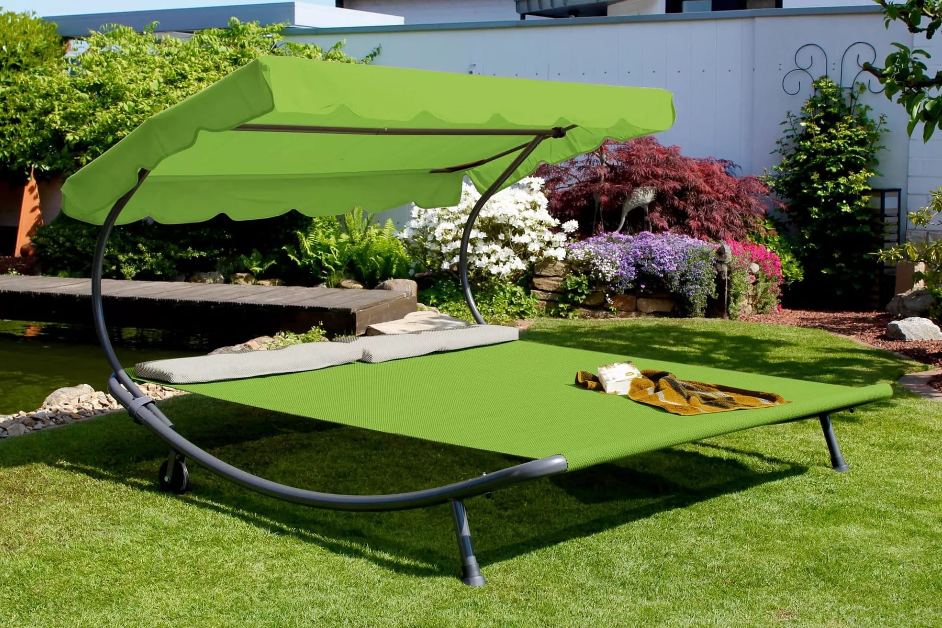 Die rollbare Garten-Doppelliege bietet Platz für zwei Personen, ein Sonnendach schützt vor starker Sonne und macht Ihre Terrasse oder den Garten zu einem Ort der Erholung.