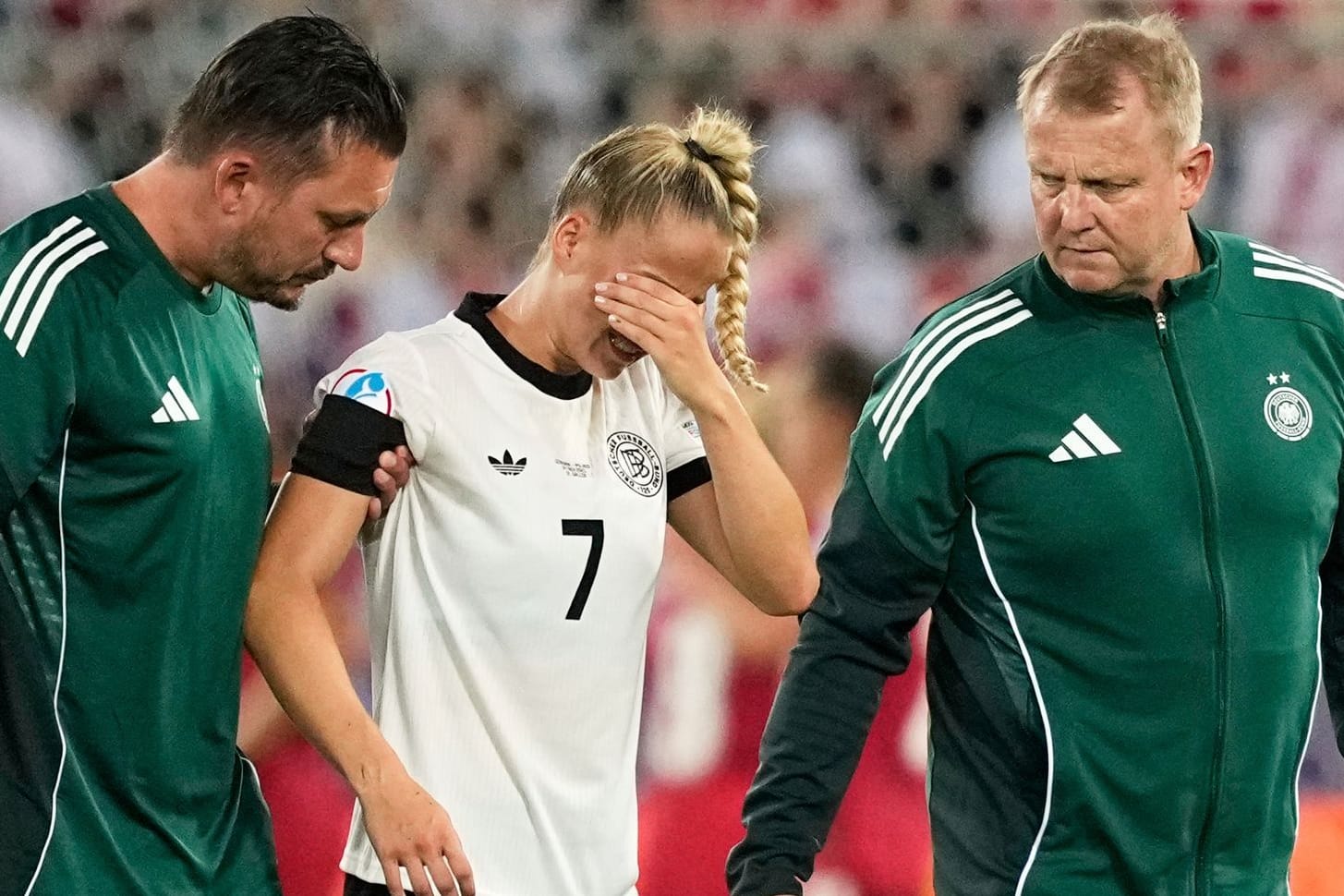 Giulia Gwinn: Die Kapitänin musste in der ersten Hälfte vom Platz.