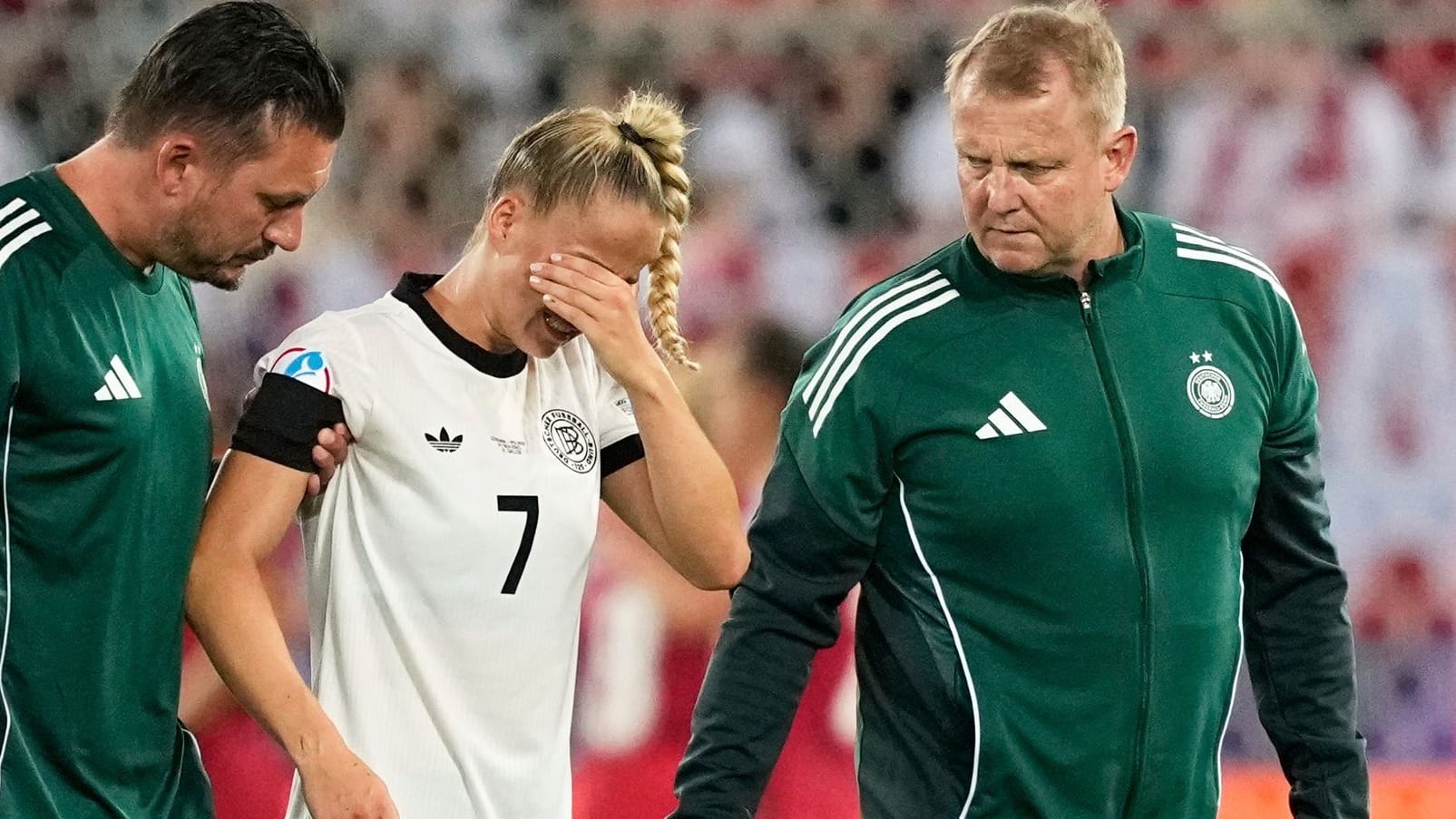 Giulia Gwinn: Die Kapitänin musste in der ersten Hälfte vom Platz.