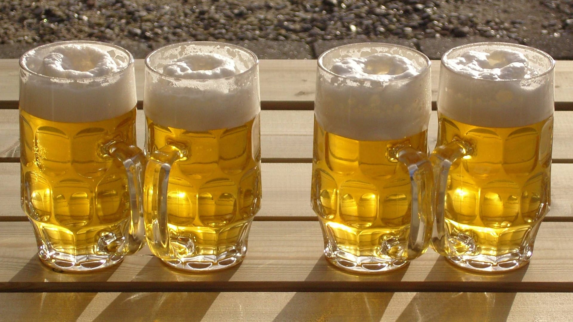 Vier frisch gezapfte Biere auf einem Holztisch (Symbolbild): 80 Biersommeliers aus 18 Nationen treten in München gegeneinander an.