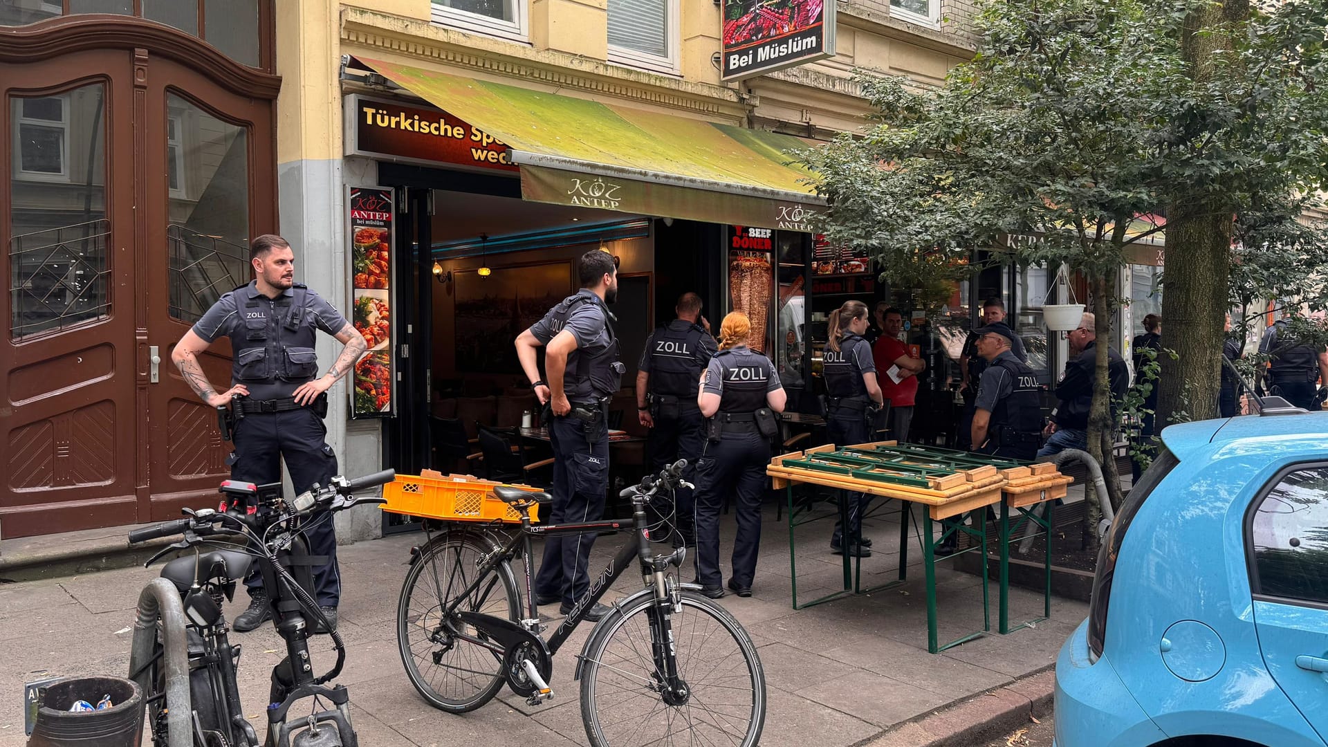 Großeinsatz des Zolls auf St. Pauli: Die Beamten sind seit Dienstagmittag in der Clemens-Schultz-Straße im Einsatz. Großeinsatz des Zolls auf St. Pauli: Die Beamten sind seit Dienstagmittag in der Clemens-Schultz-Straße im Einsatz.