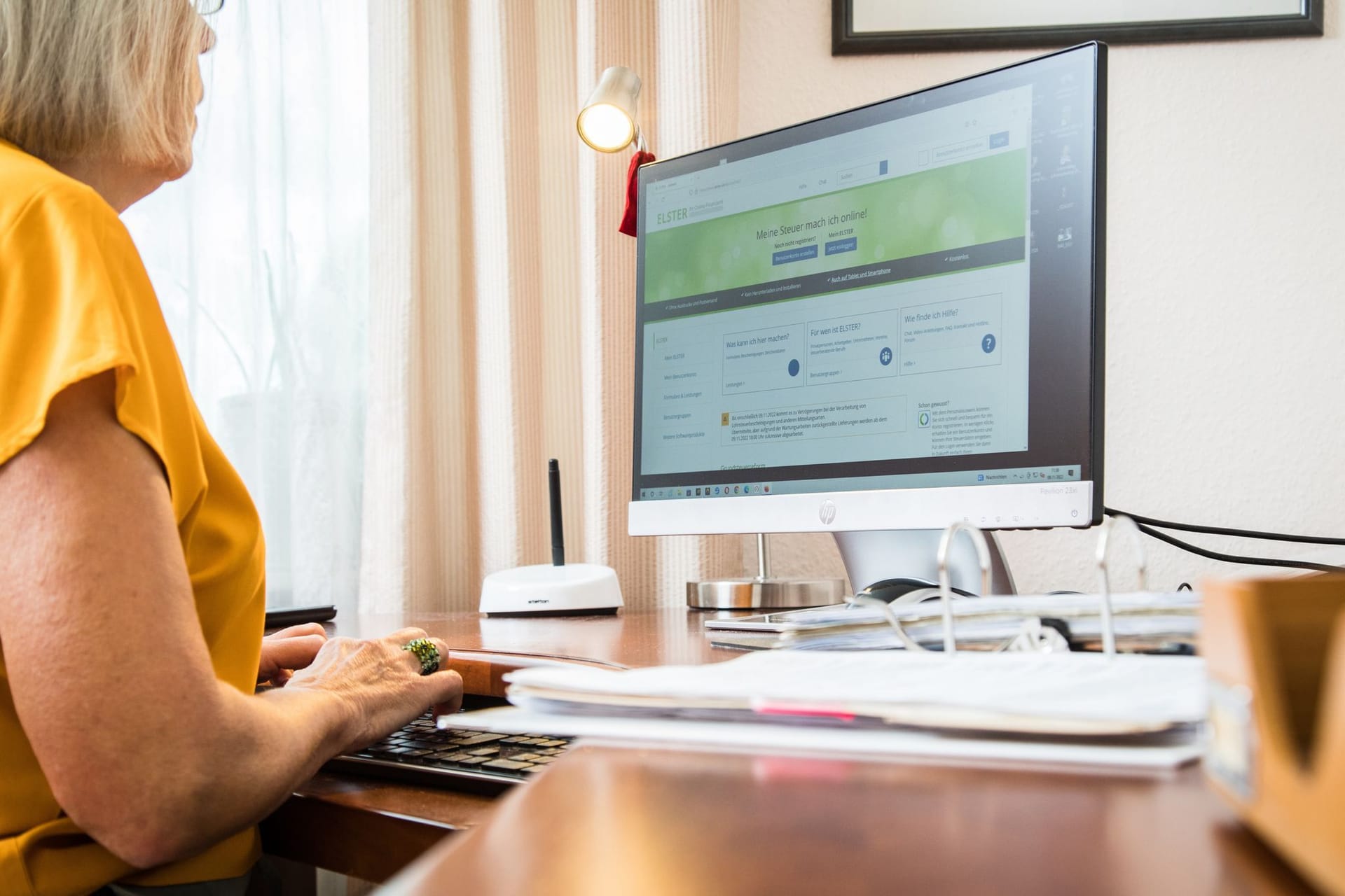 Seniorin macht eine Steuererklärung am PC