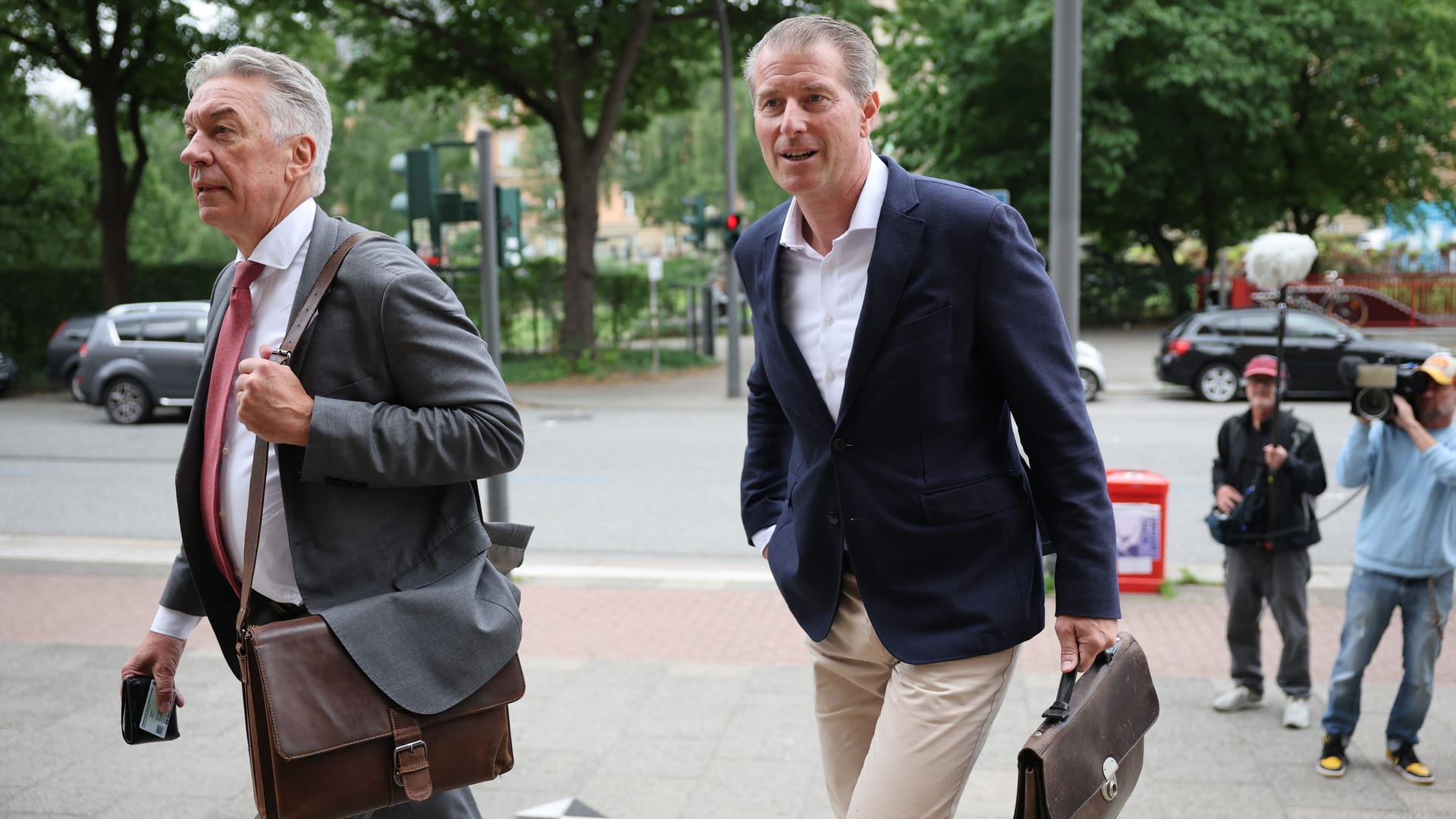 Stephan Hensel (r.), Ex-Ehemann und Vater der Kinder von Christina Block, kam mit Anwalt Gerd Uecker zum Prozess.