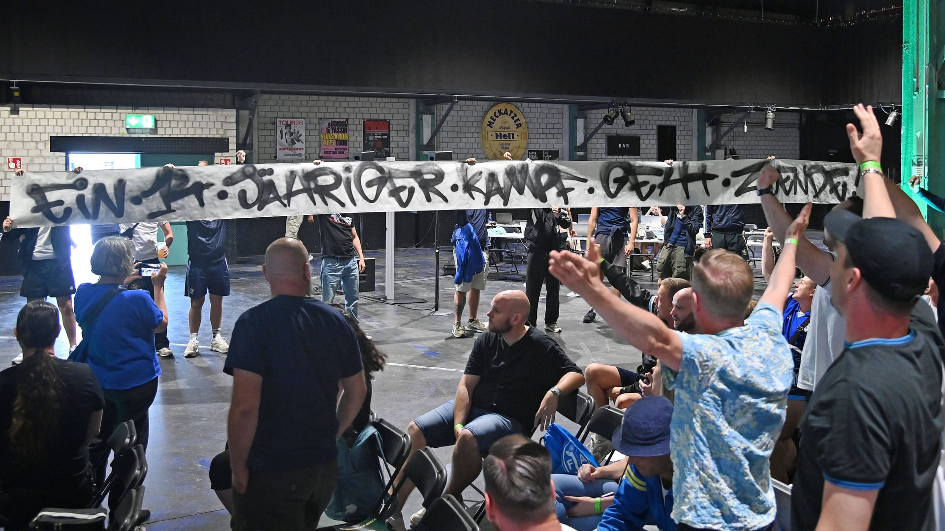 Zu früh gefreut: Die Fans von 1860 München feiern den vermeintlichen Rückzug von Hasan Ismaik.