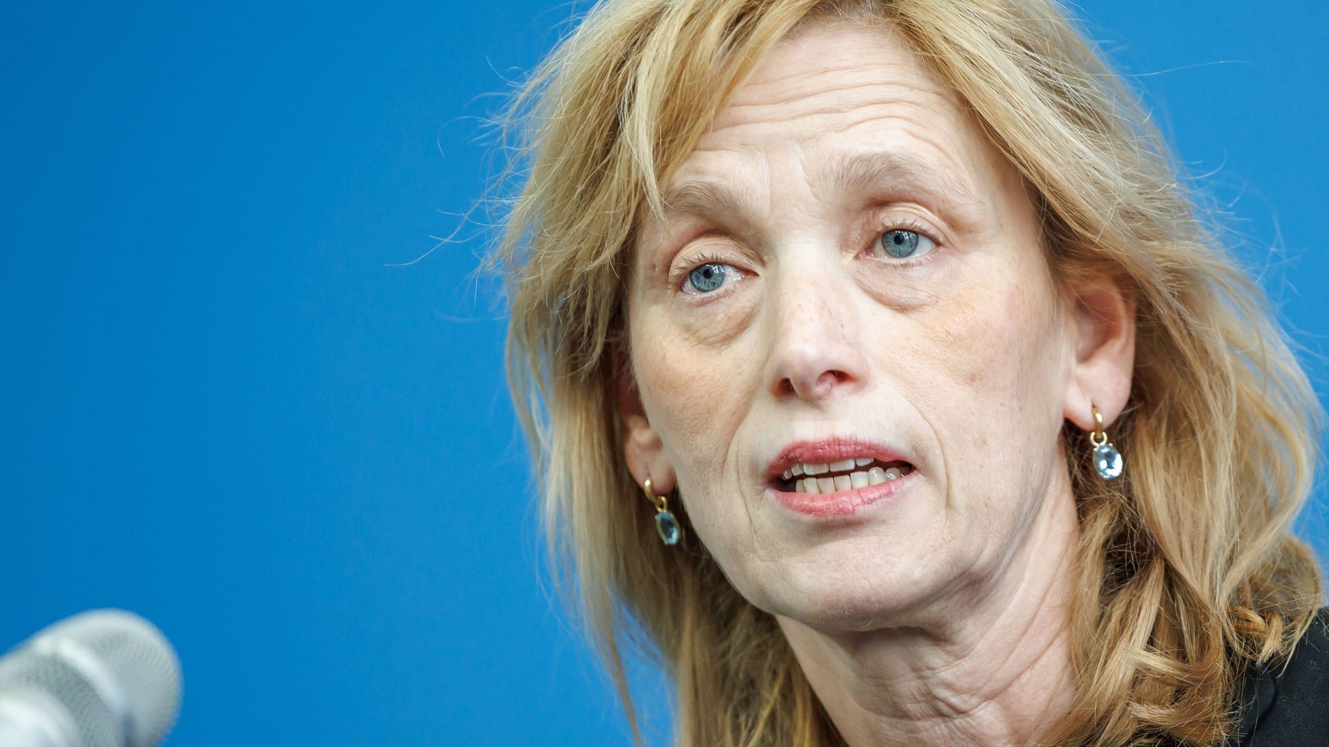 Karin Prien, CDU, auf einer Pressekonferenz (Archivbild): Die Familienministerin hält eine Quote von 30 bis 40 Prozent von Schülern mit Migrationshintergrund für realistisch.