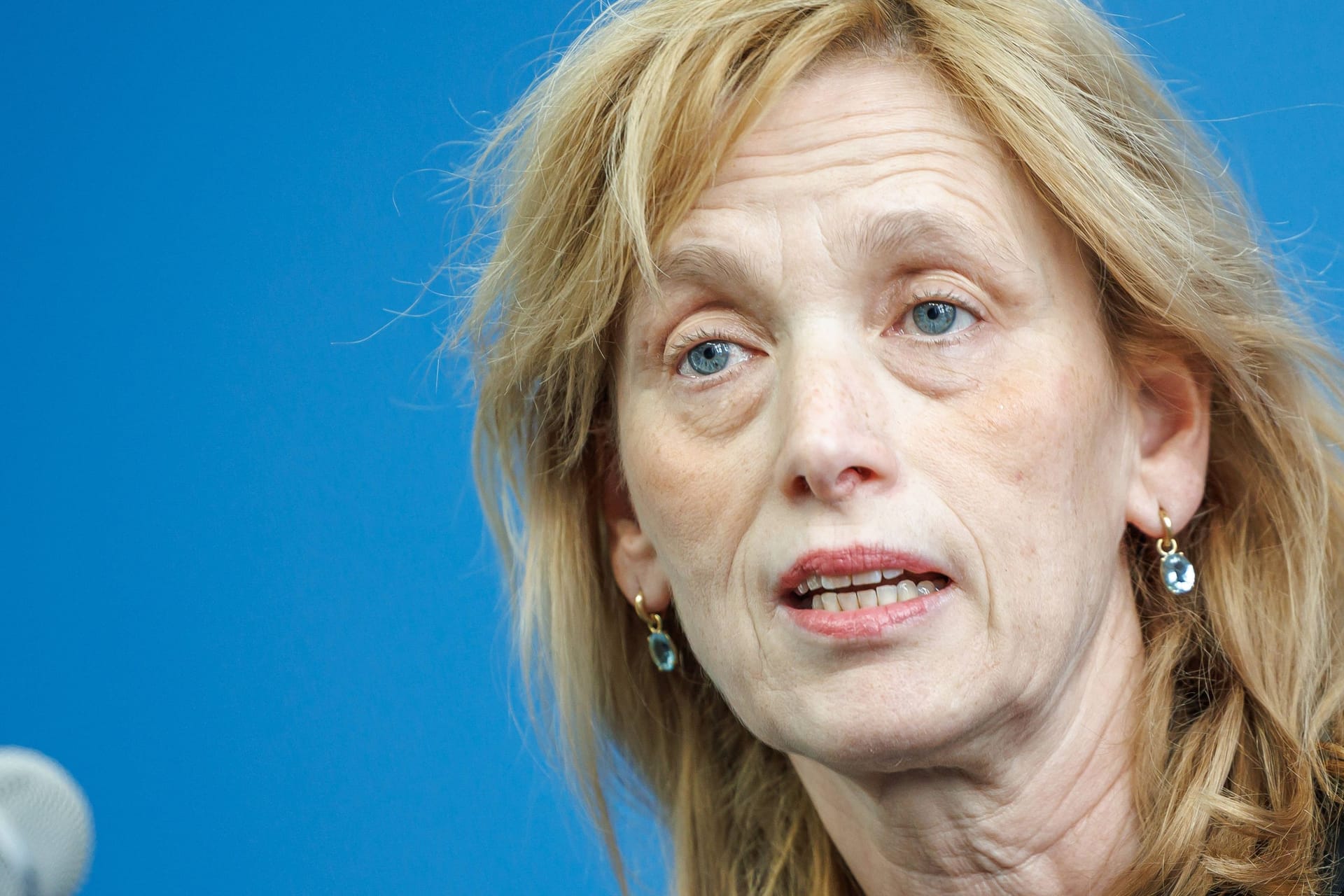 Karin Prien, CDU, auf einer Pressekonferenz (Archivbild): Die Familienministerin hält eine Quote von 30 bis 40 Prozent von Schülern mit Migrationshintergrund für realistisch.