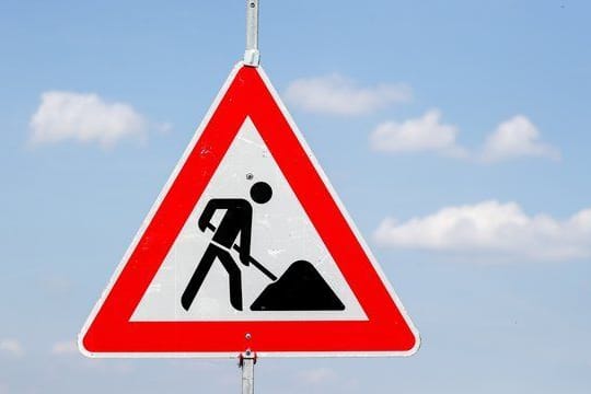 Bauarbeiten-Schild (Symbolbild): Zwei wichtige Straßen im Norden Nürnbergs werden erneuert.