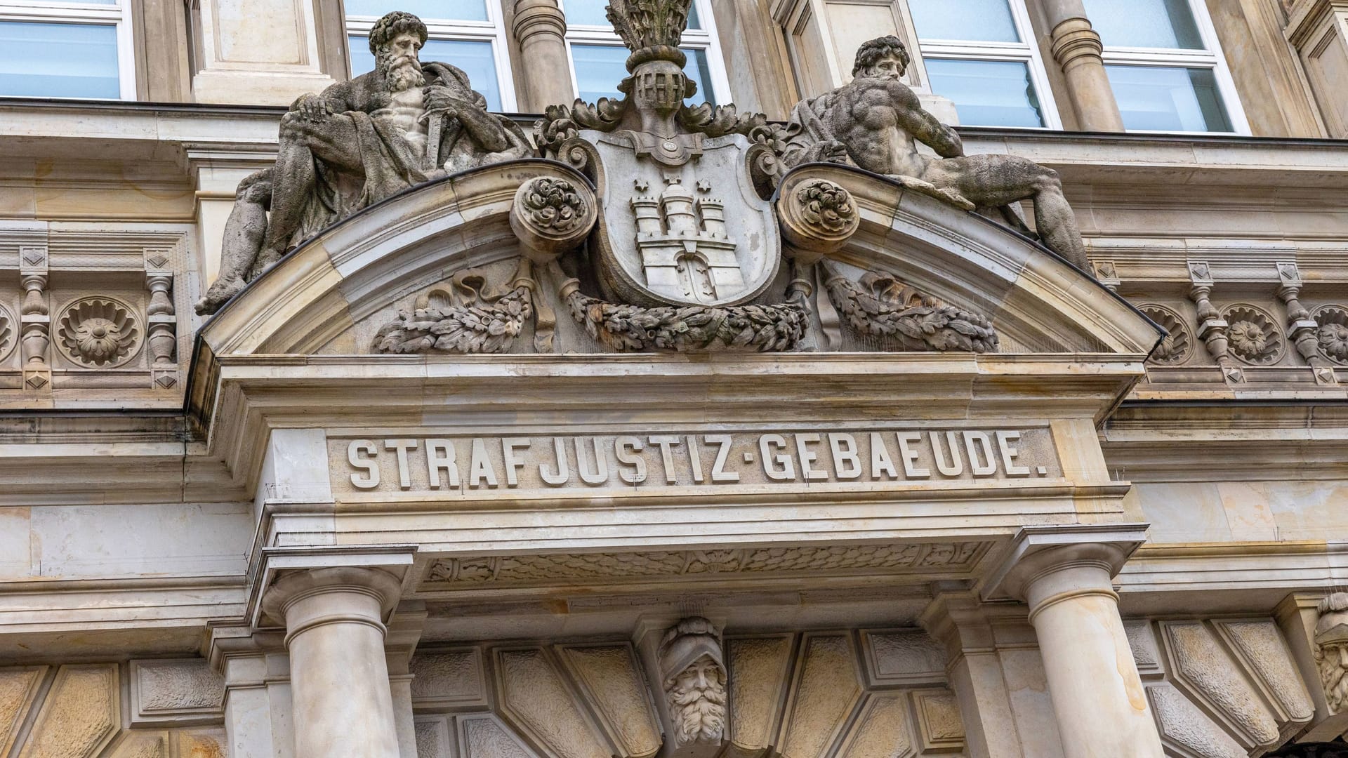 Das Landgericht in Hamburg (Archivbild): Ein mutmaßlicher Sektenführer war wegen sexuellen Missbrauchs angeklagt. Das Landgericht in Hamburg (Archivbild): Ein mutmaßlicher Sektenführer war wegen sexuellen Missbrauchs angeklagt.