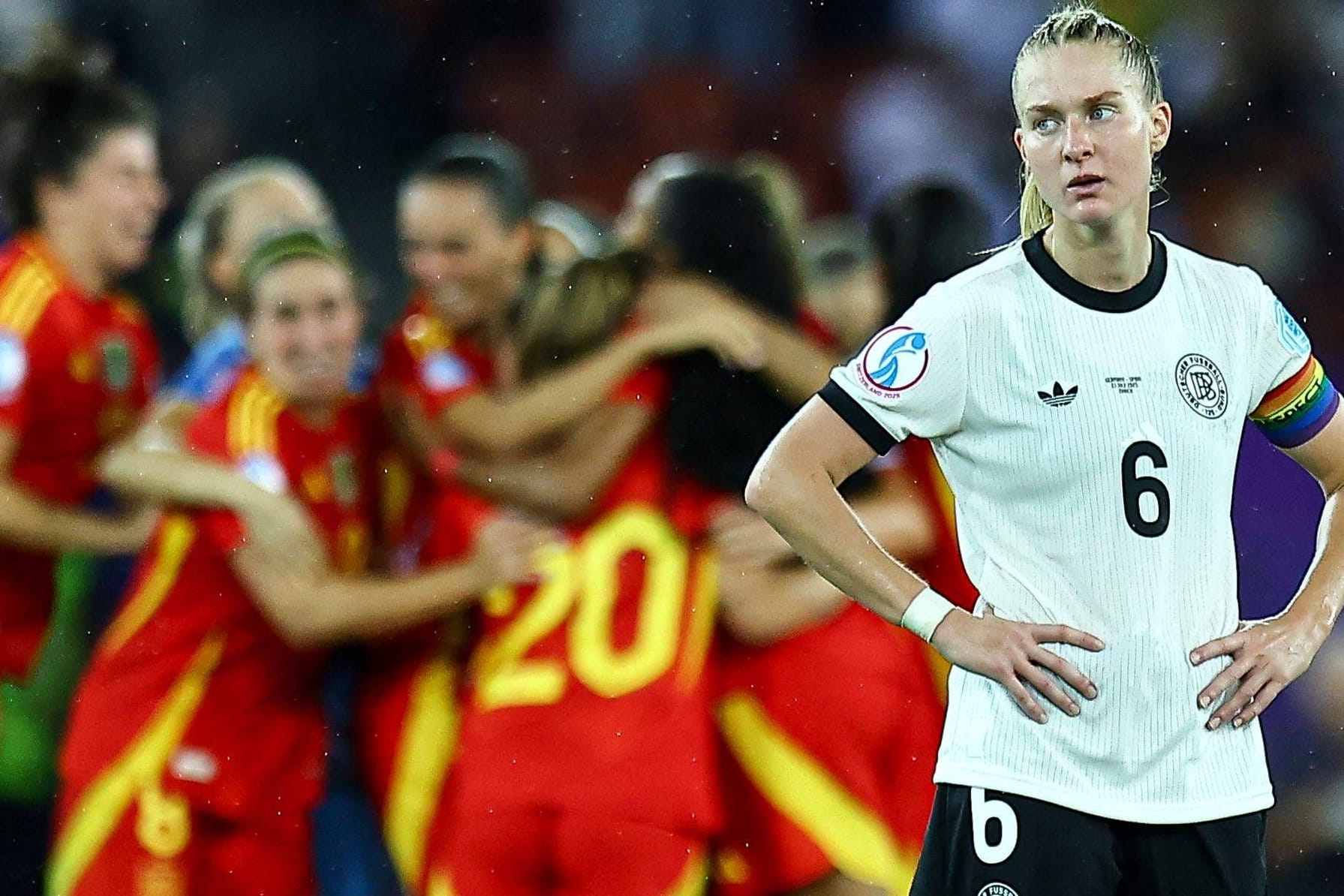 Enttäuscht: DFB-Kapitänin Janina Minge grübelt, die Spanierinnen (hinten) jubeln.