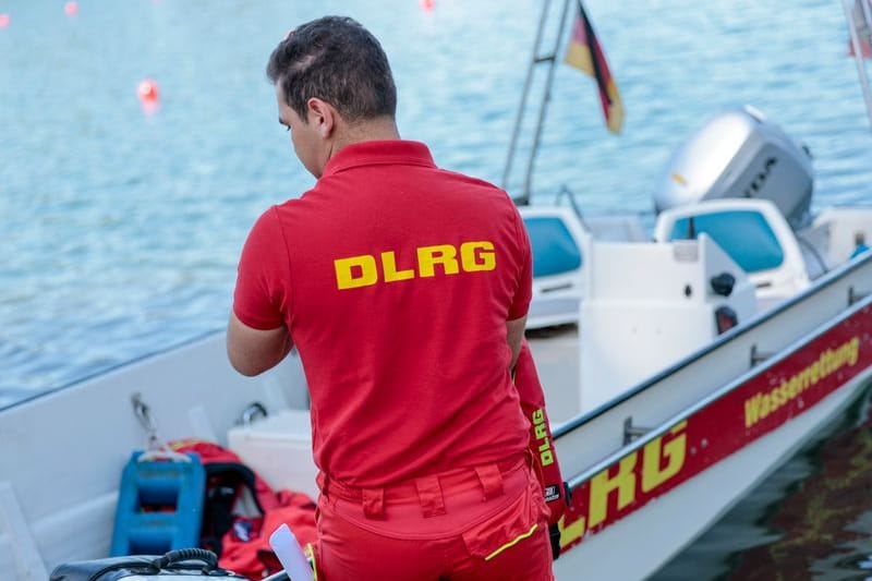 Einsatzkraft der DLRG: Die Lebensretter weisen unter anderem darauf hin, dass beim Baden in Flüssen die Strömung häufig unterschätzt wird.