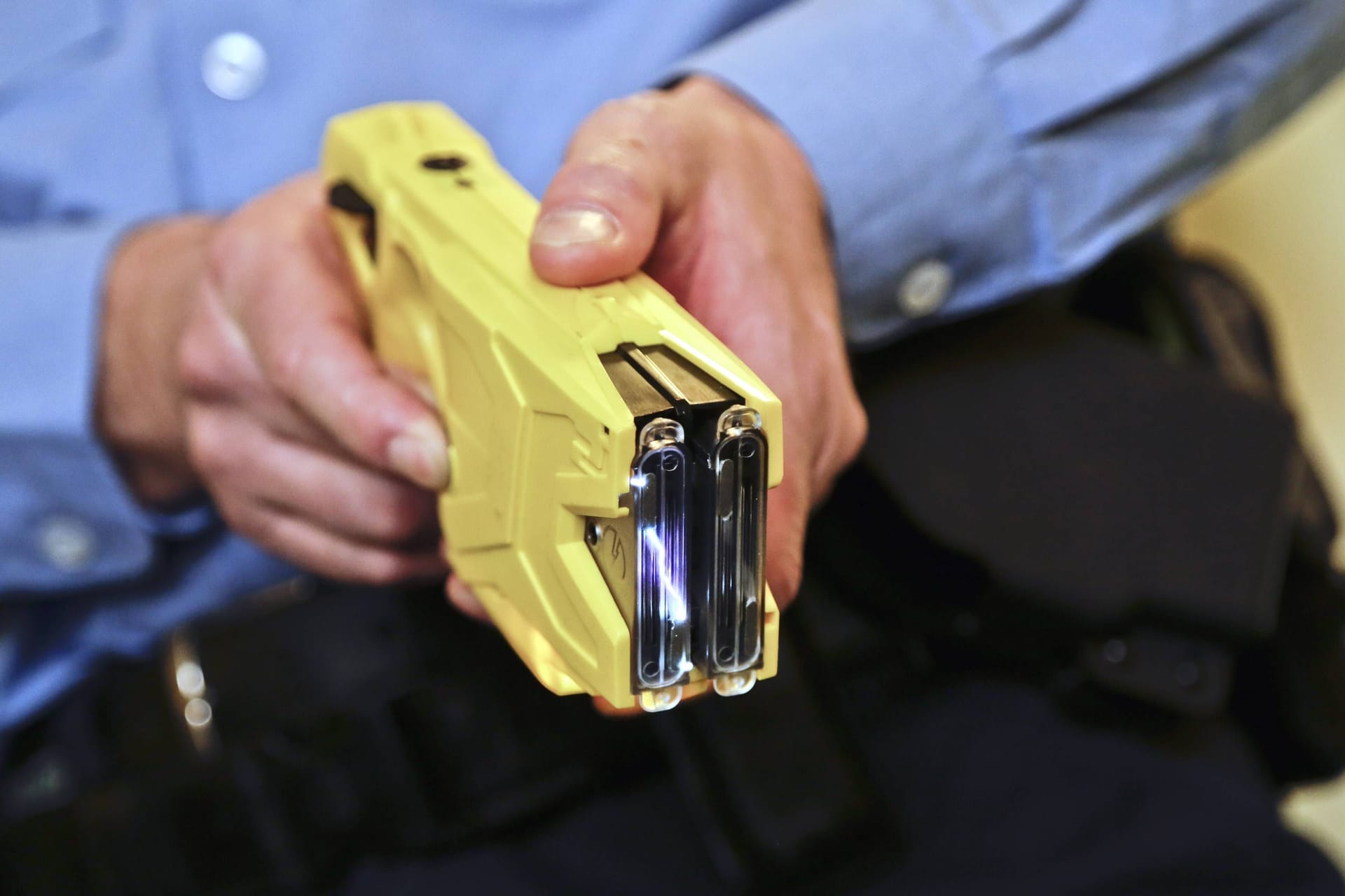 09.02.2017, Berlin, Deutschland - Die Berliner Polizei der Polizeidirektion 5, demonstriert in einem Situationstraining den Einsatz der neuen Taser, sogenannten Distanz-Elektroimpulsgeräten. Foto: Ein Polizeibeamter mit einem Taser.