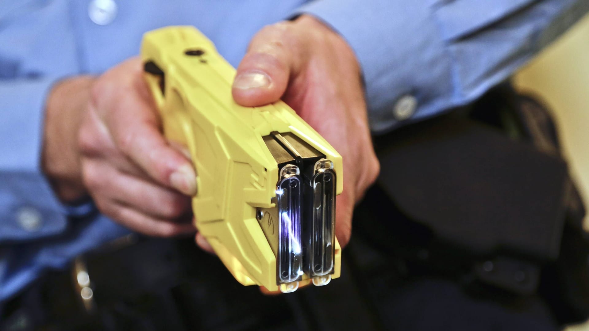 09.02.2017, Berlin, Deutschland - Die Berliner Polizei der Polizeidirektion 5, demonstriert in einem Situationstraining den Einsatz der neuen Taser, sogenannten Distanz-Elektroimpulsgeräten. Foto: Ein Polizeibeamter mit einem Taser.