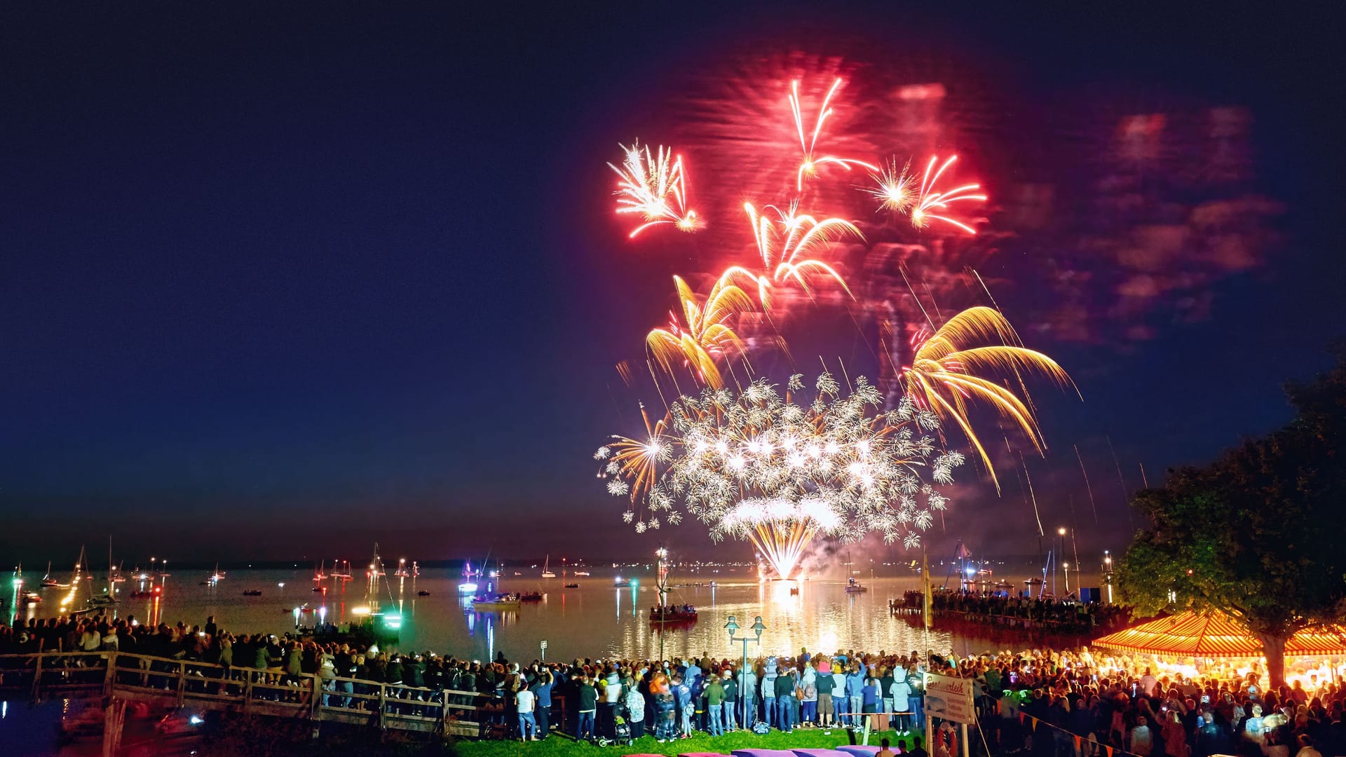 Das Feuerwerk, das sowohl in Steinhude als auch in Mardorf gezündet wird, gilt als eines der Highlights beim Festlichen Wochenende am Steinhuder Meer.