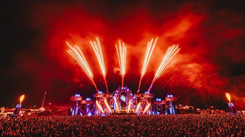 Dem Feuerwerk auf der Main Stage konnte der Regen bei Open Beatz nichts anhaben.