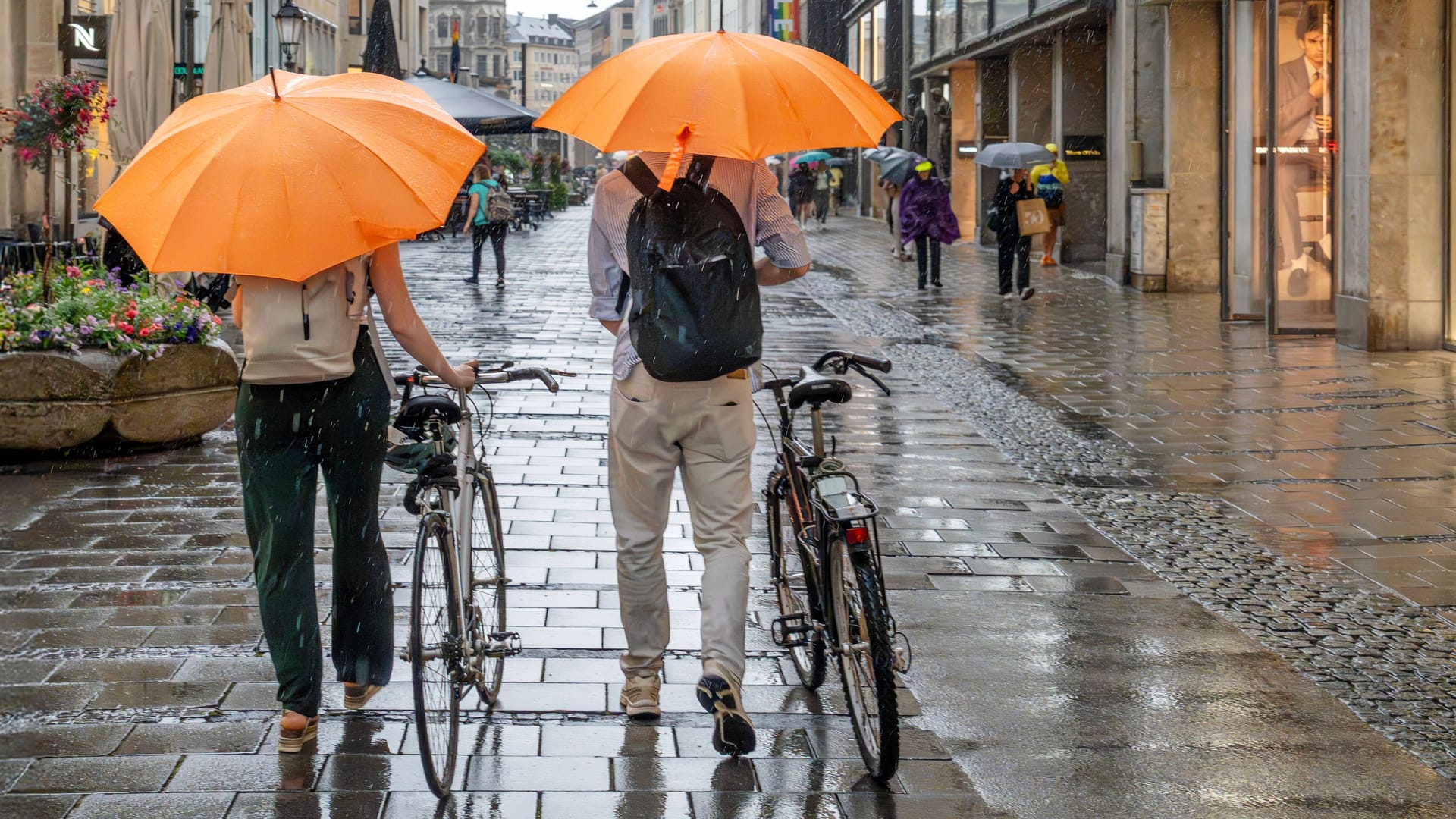 Stadtbummel im Regen (Archivbild): Ab dem späten Freitagnachmittag drohen Schauer in München.