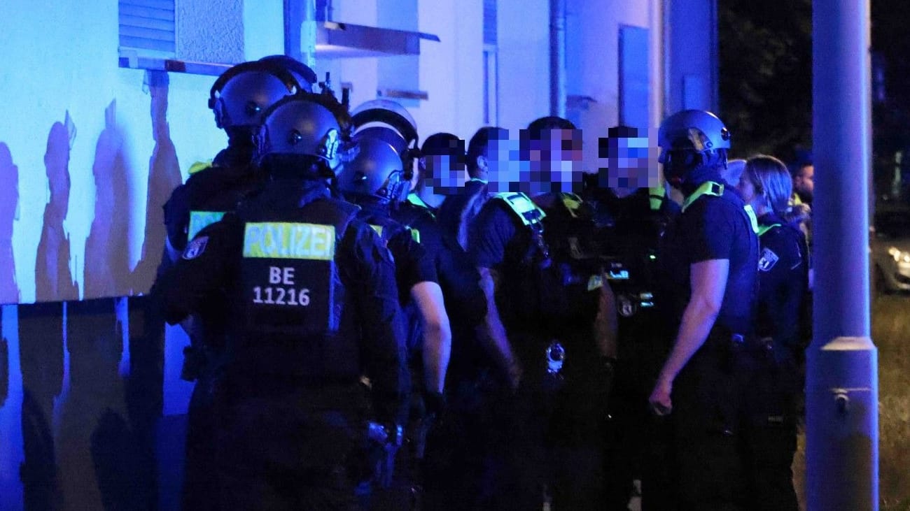 Polizisten koordinieren sich vor einem Einsatz: Mit lebensgefährlichen Verletzungen wurde der Mann in ein Krankenhaus gebracht.