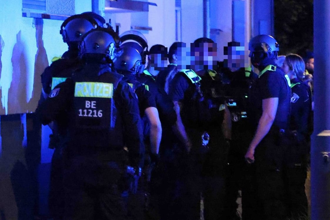 Polizisten koordinieren sich vor einem Einsatz: Mit lebensgefährlichen Verletzungen wurde der Mann in ein Krankenhaus gebracht.