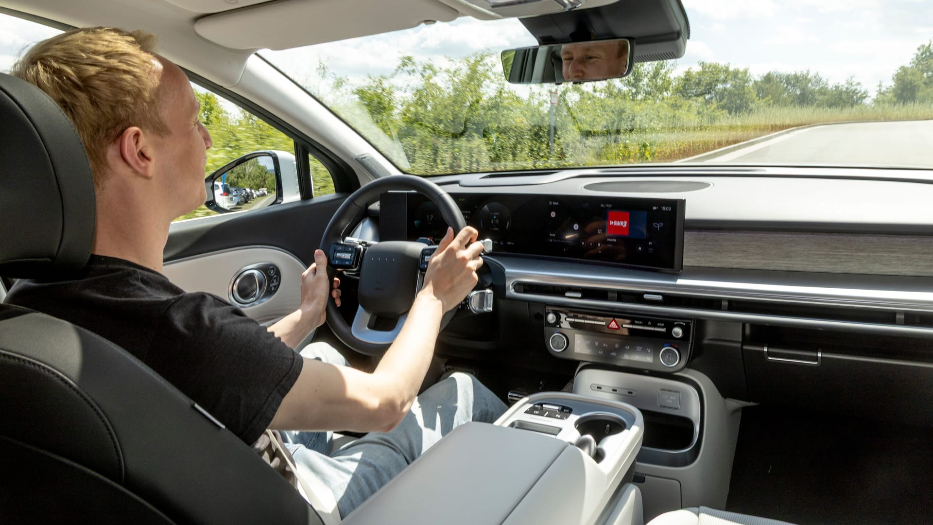 Übersichtlich: Das Cockpit gibt keine großen Rätsel auf. Viele Ablagen, im Detail könnten einige Materialien hochwertiger sein.