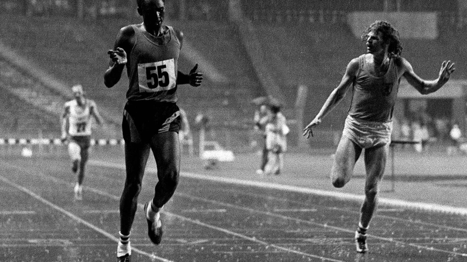 Zwei Läufer erreichen die Ziellinie beim ISTAF in Berlin vor 50 Jahren: Es regnete in Strömen.