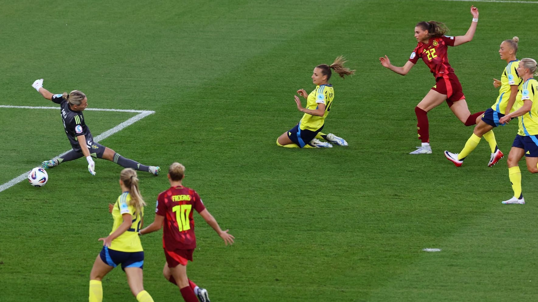 Da sah vieles noch gut aus: Jule Brand (r.) trifft zum 1:0 gegen Schweden.